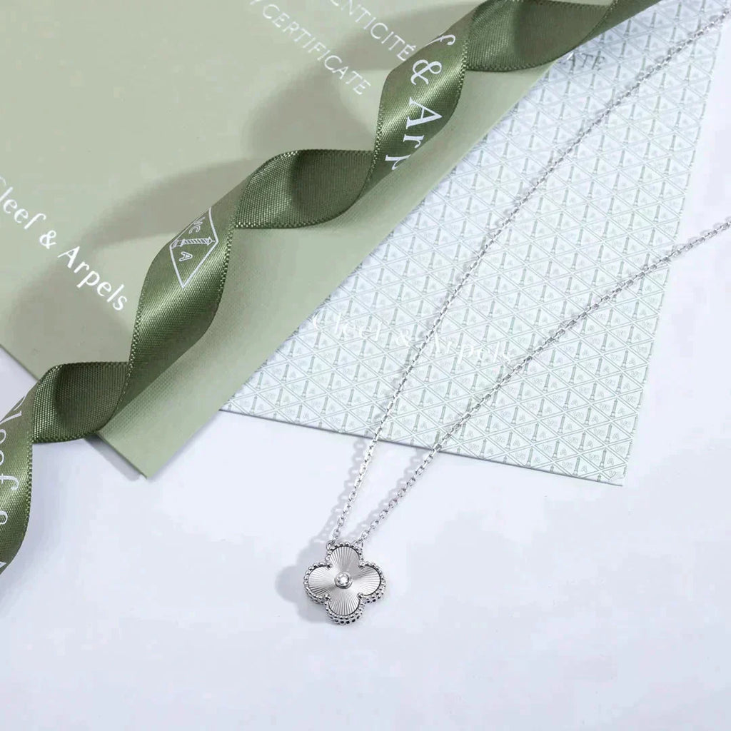 [Marin]CLOVER  15MM DIAMOND LASER NECKLACE SILVER