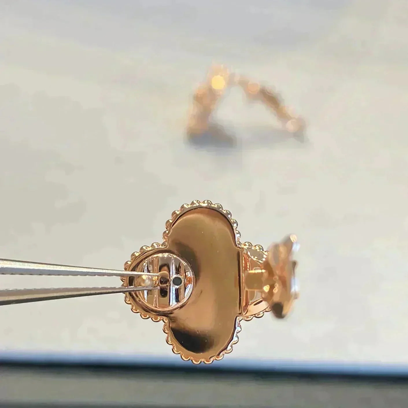 [Marin]CLOVER MEDIUM 1 MOTIFS GRAY MOP  DIAMOND EARRINGS