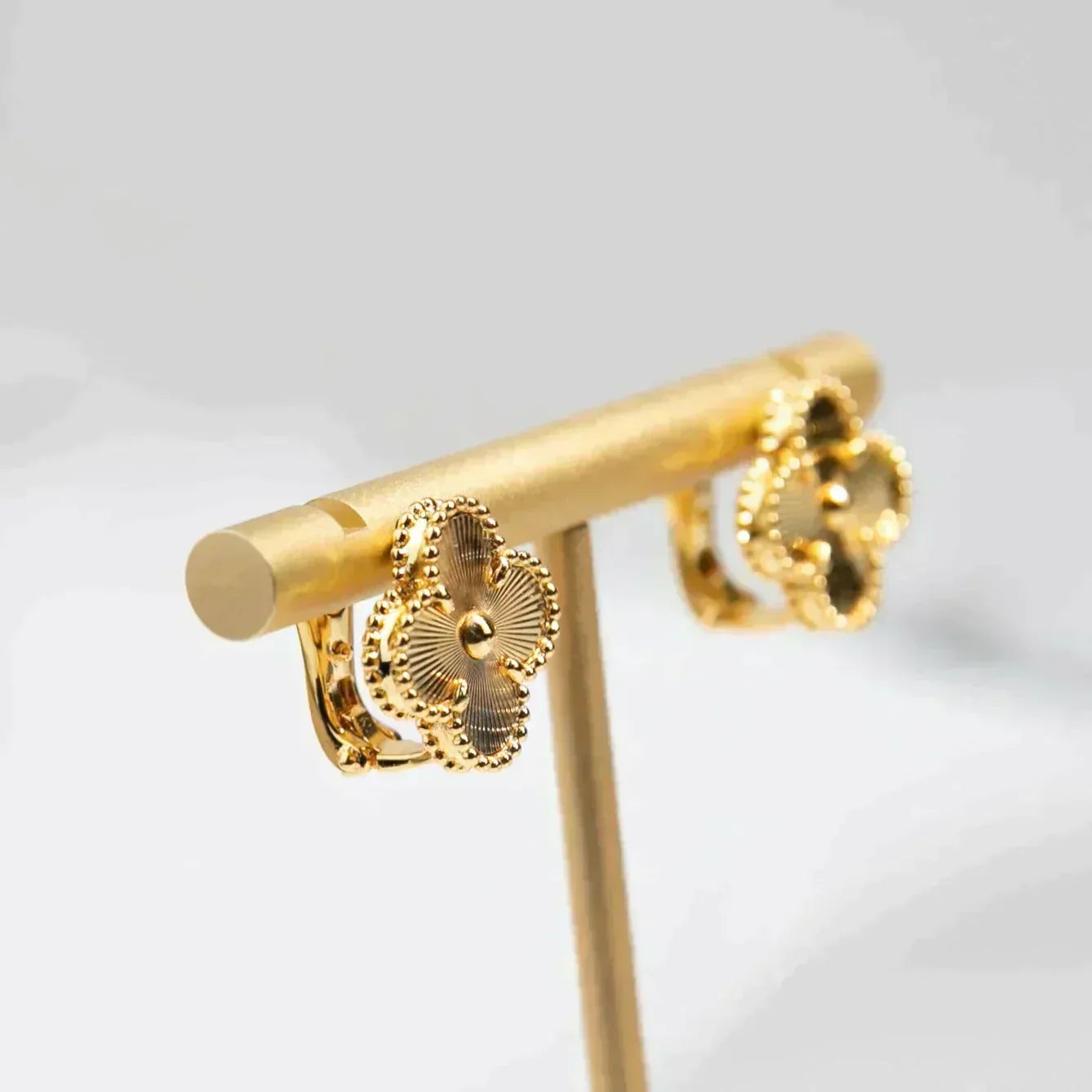 [Marin]CLOVER MEDIUM 1 MOTIFS LASER EARRINGS