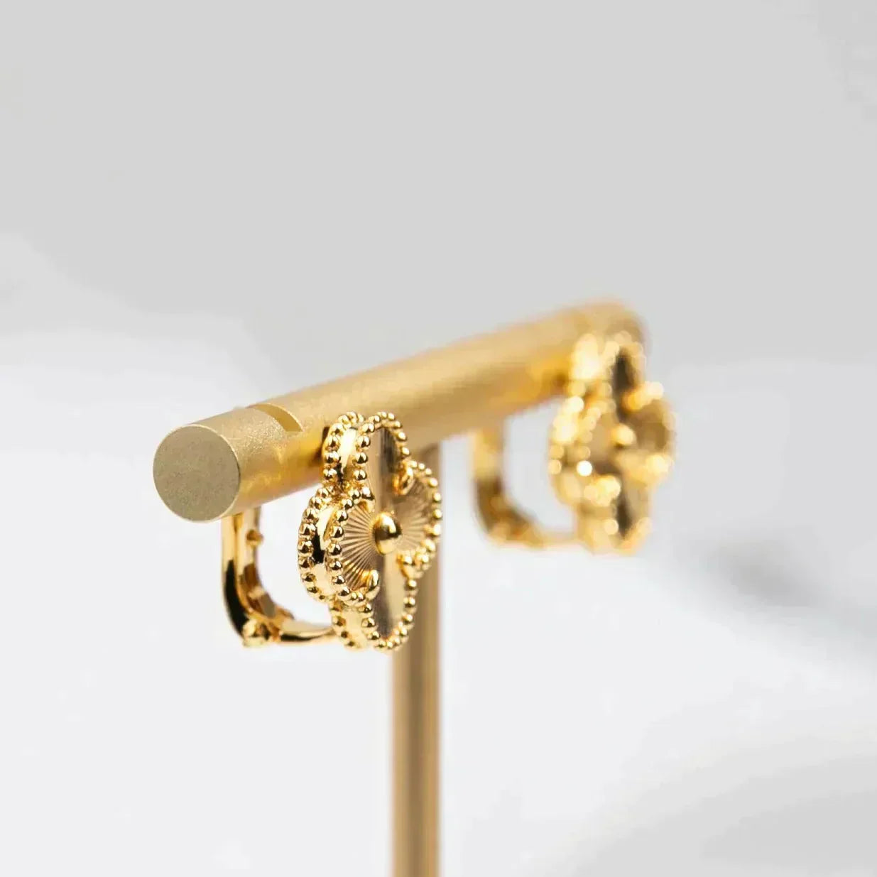 [Marin]CLOVER MEDIUM 1 MOTIFS LASER EARRINGS
