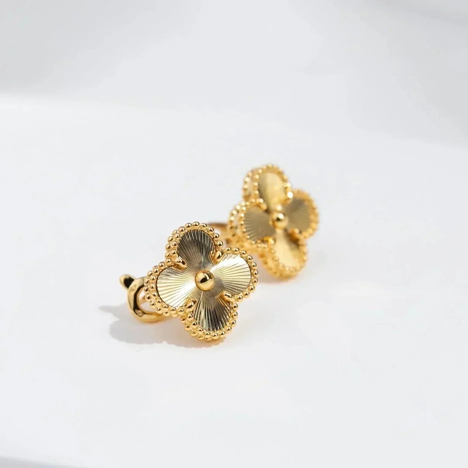 [Marin]CLOVER MEDIUM 1 MOTIFS LASER EARRINGS