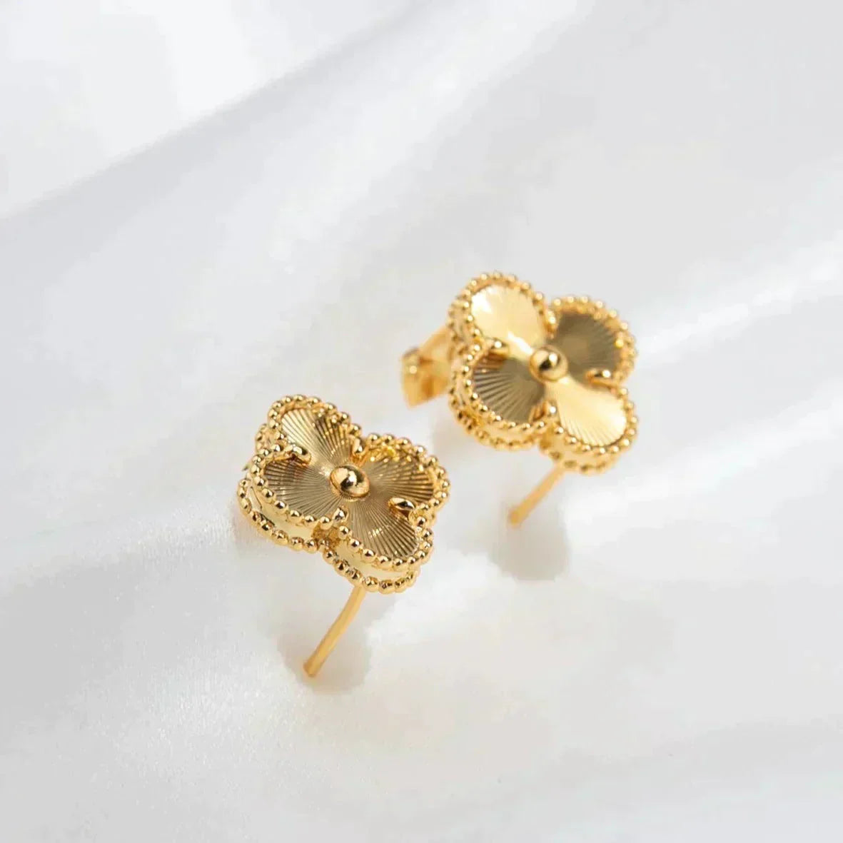 [Marin]CLOVER MEDIUM 1 MOTIFS LASER EARRINGS