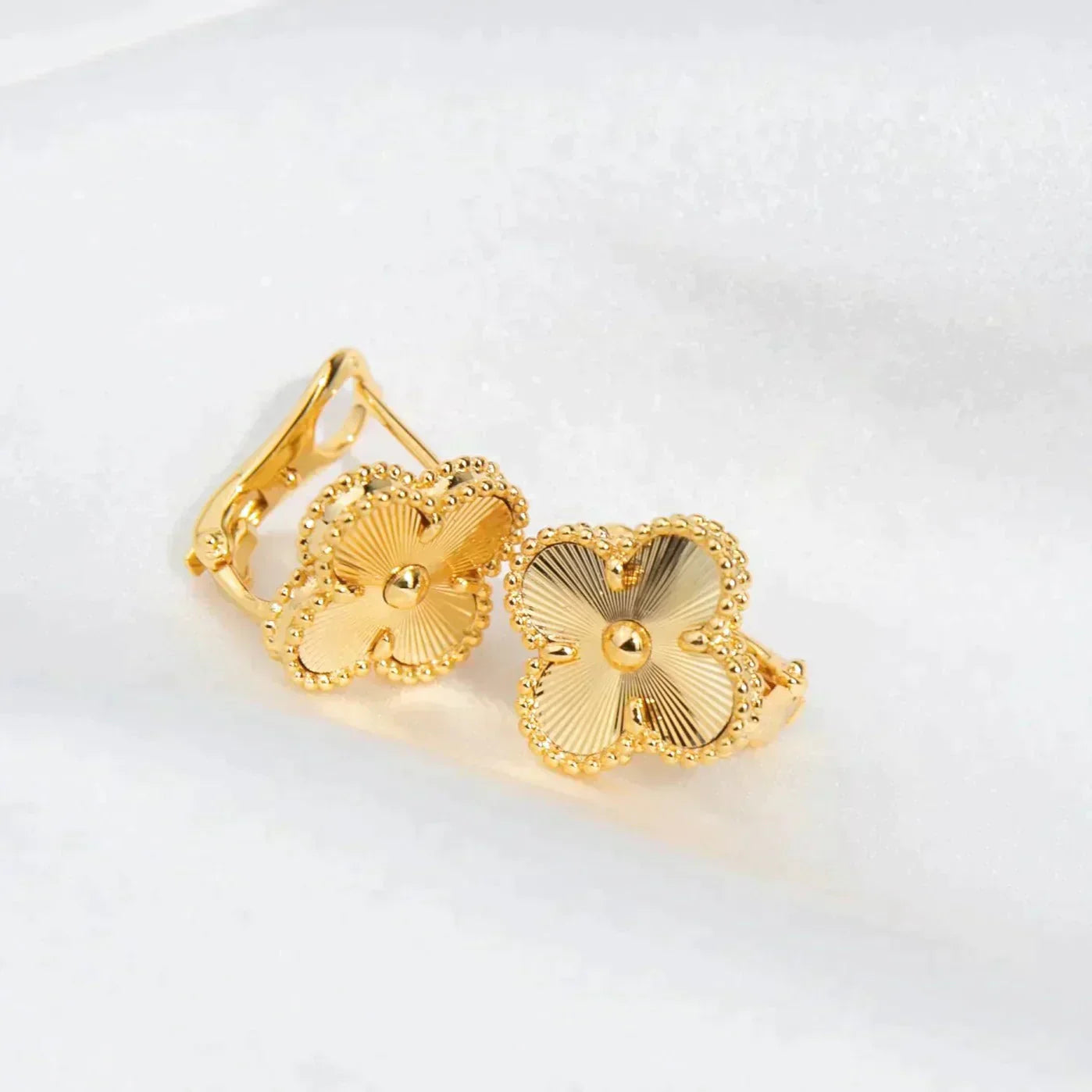 [Marin]CLOVER MEDIUM 1 MOTIFS LASER EARRINGS