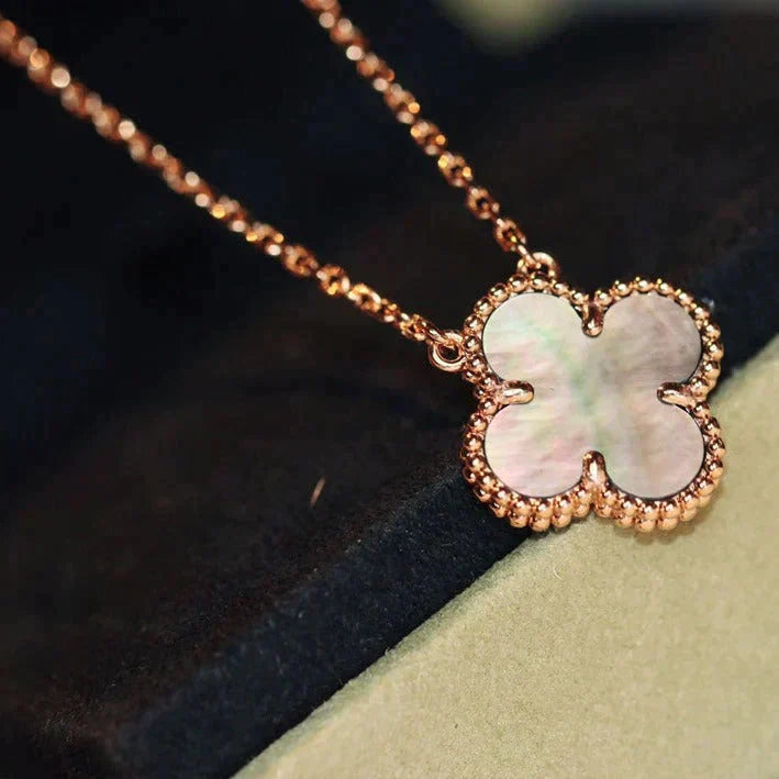[Marin]COLLIER TRÈFLE 15 MM NACRE GRISE