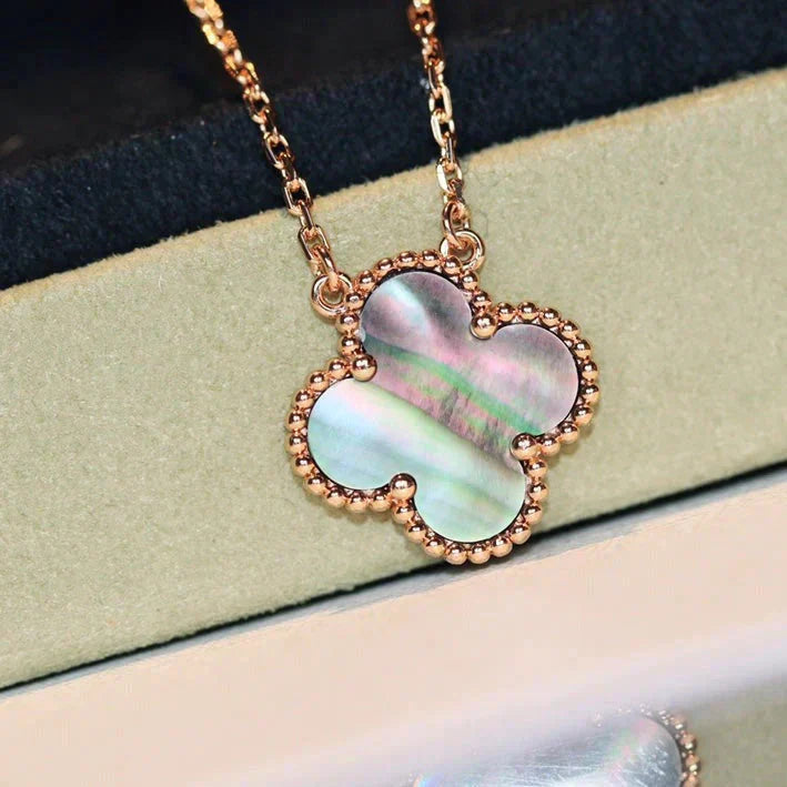[Marin]COLLIER TRÈFLE 15 MM NACRE GRISE