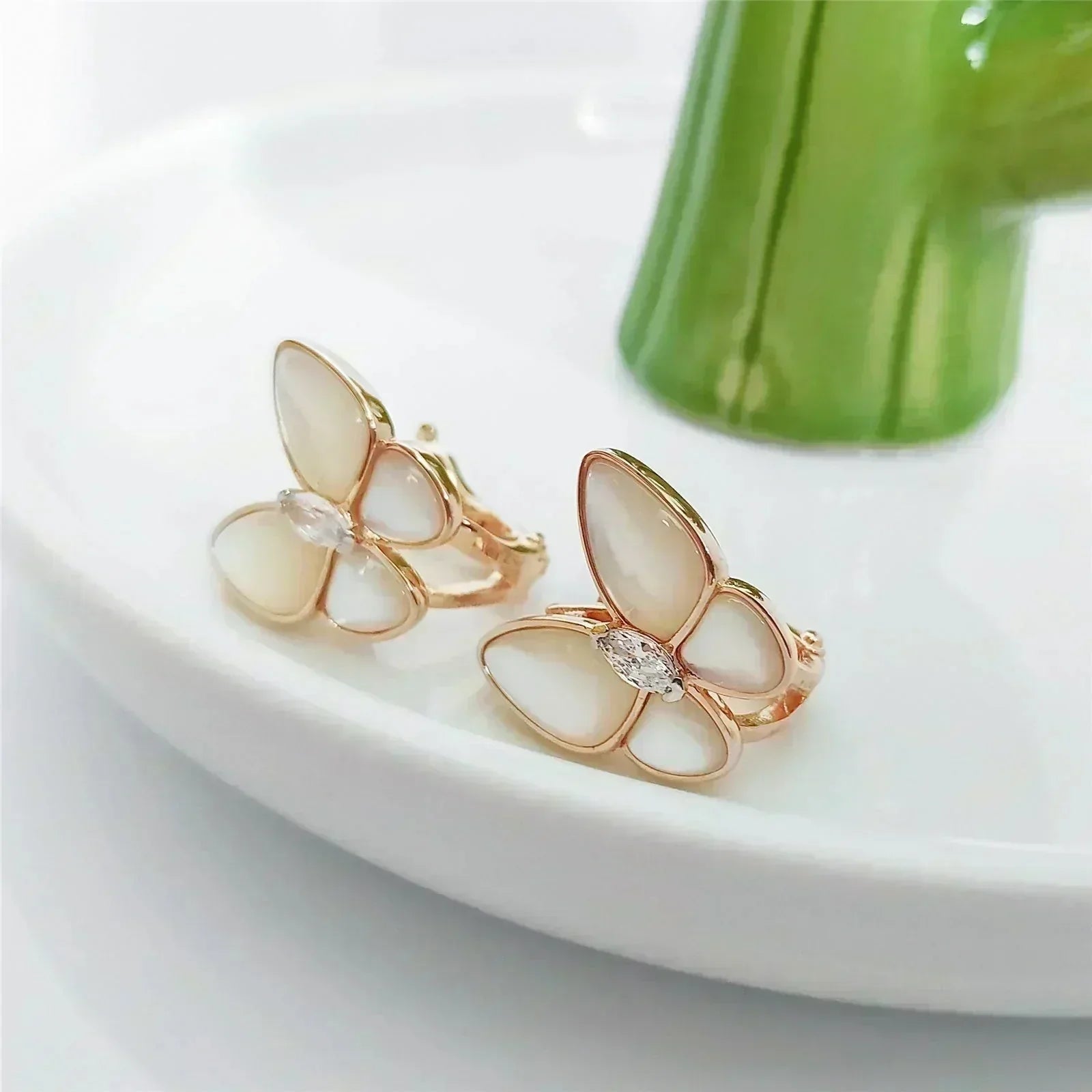 [Marin]BUTTERFLY MOP DIAMOND EARRINGS