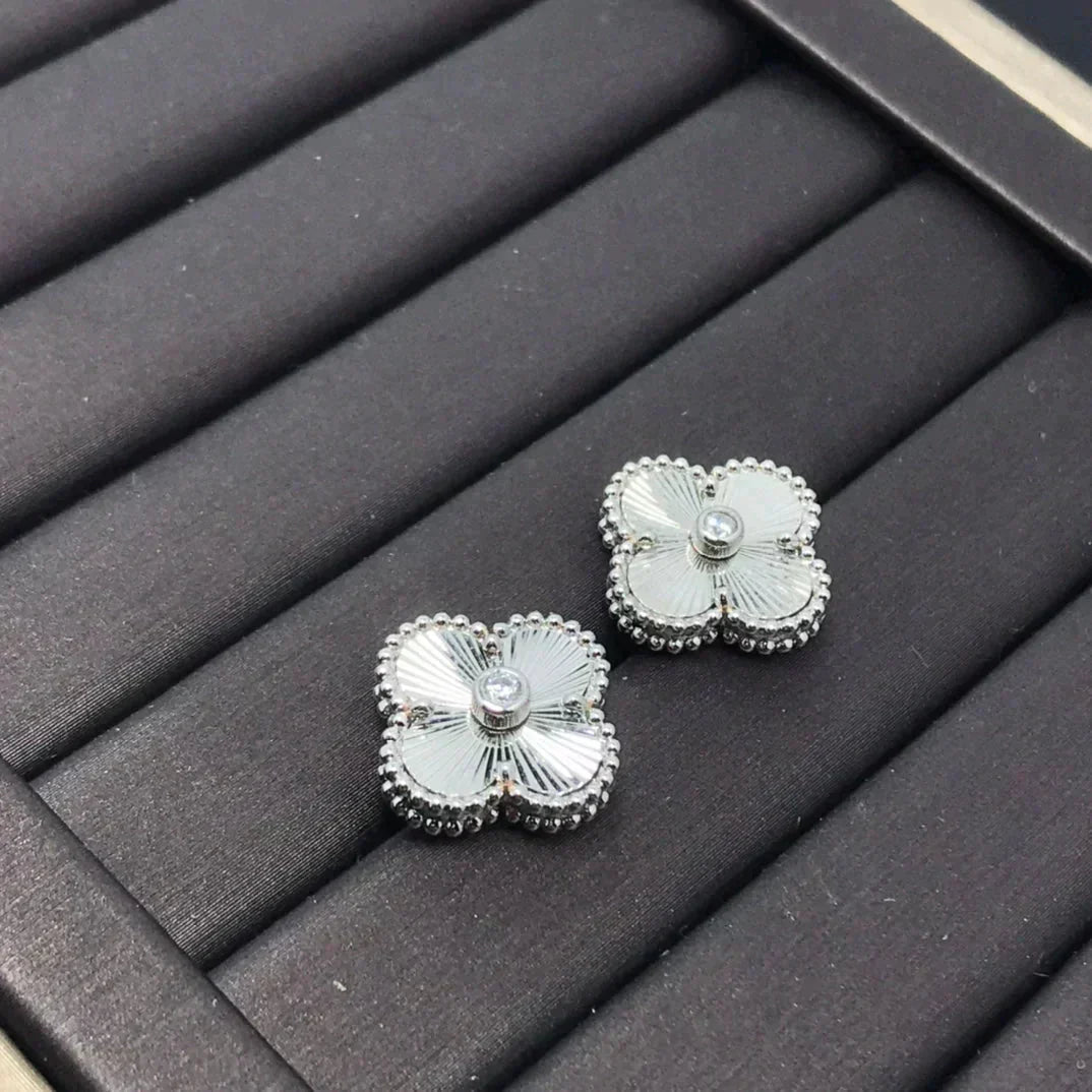 [Marin]CLOVER MINI 9.5MM LASER EARRINGS