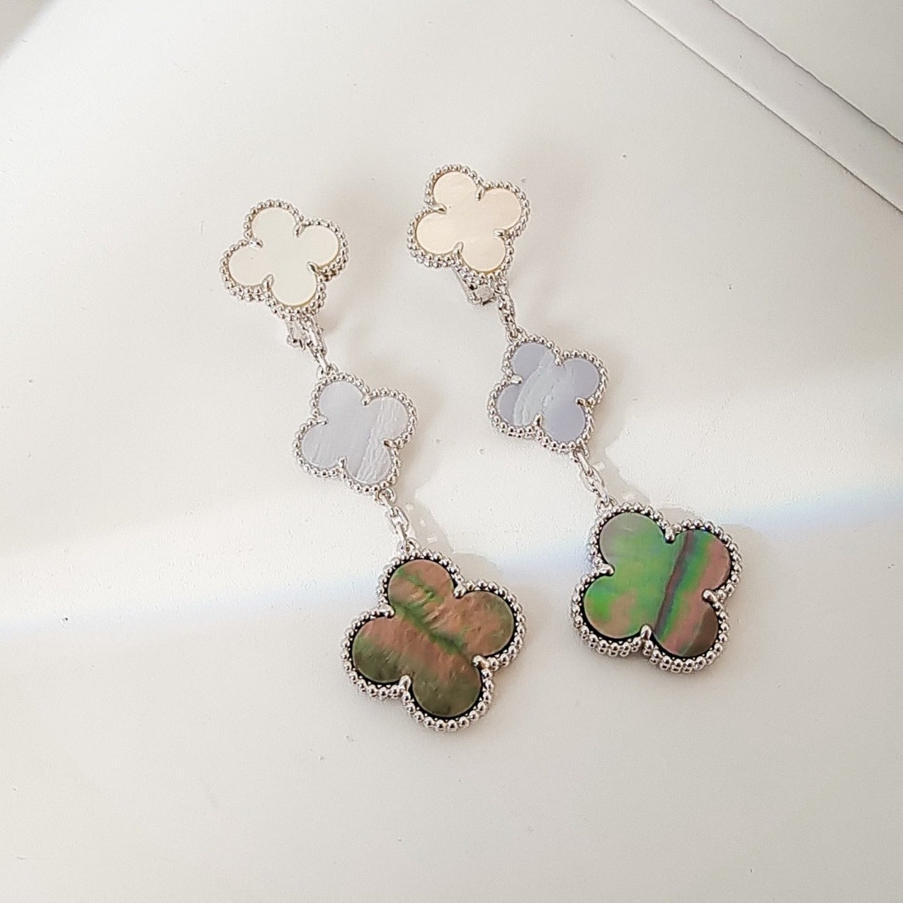 [Marin]CLOVER 3 MOTIFS CHALCEDONY DARK MOP SILVER EARRINGS