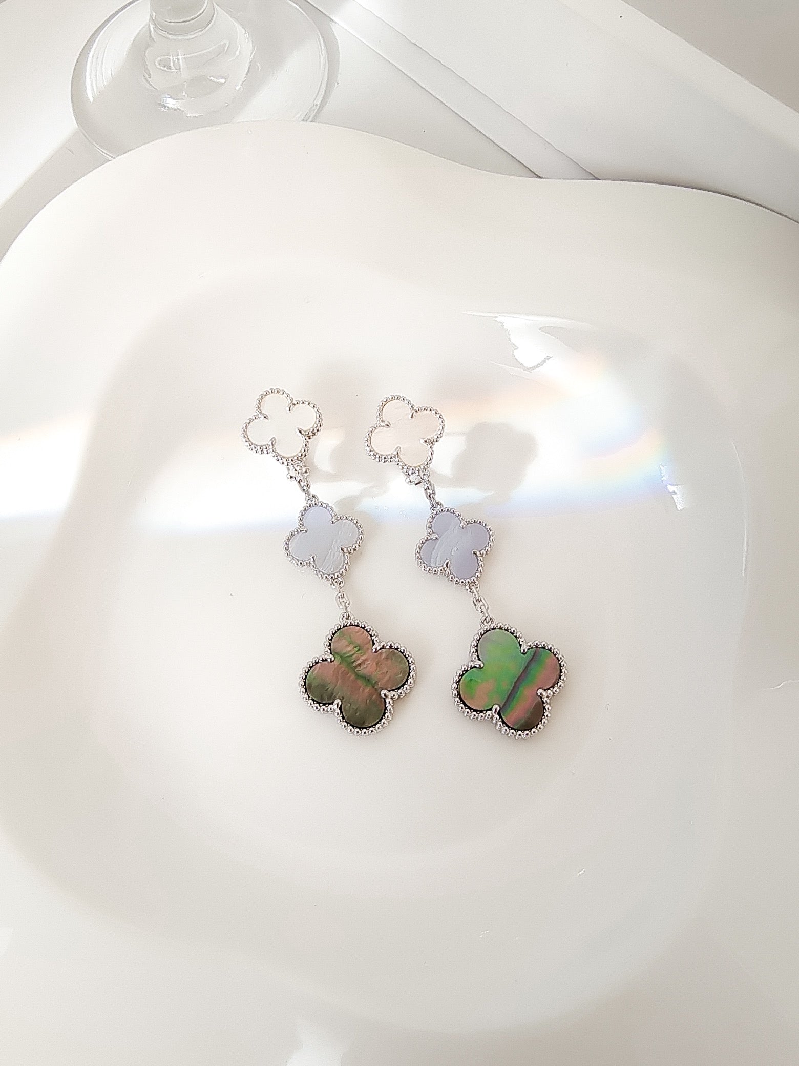 [Marin]CLOVER 3 MOTIFS CHALCEDONY DARK MOP SILVER EARRINGS