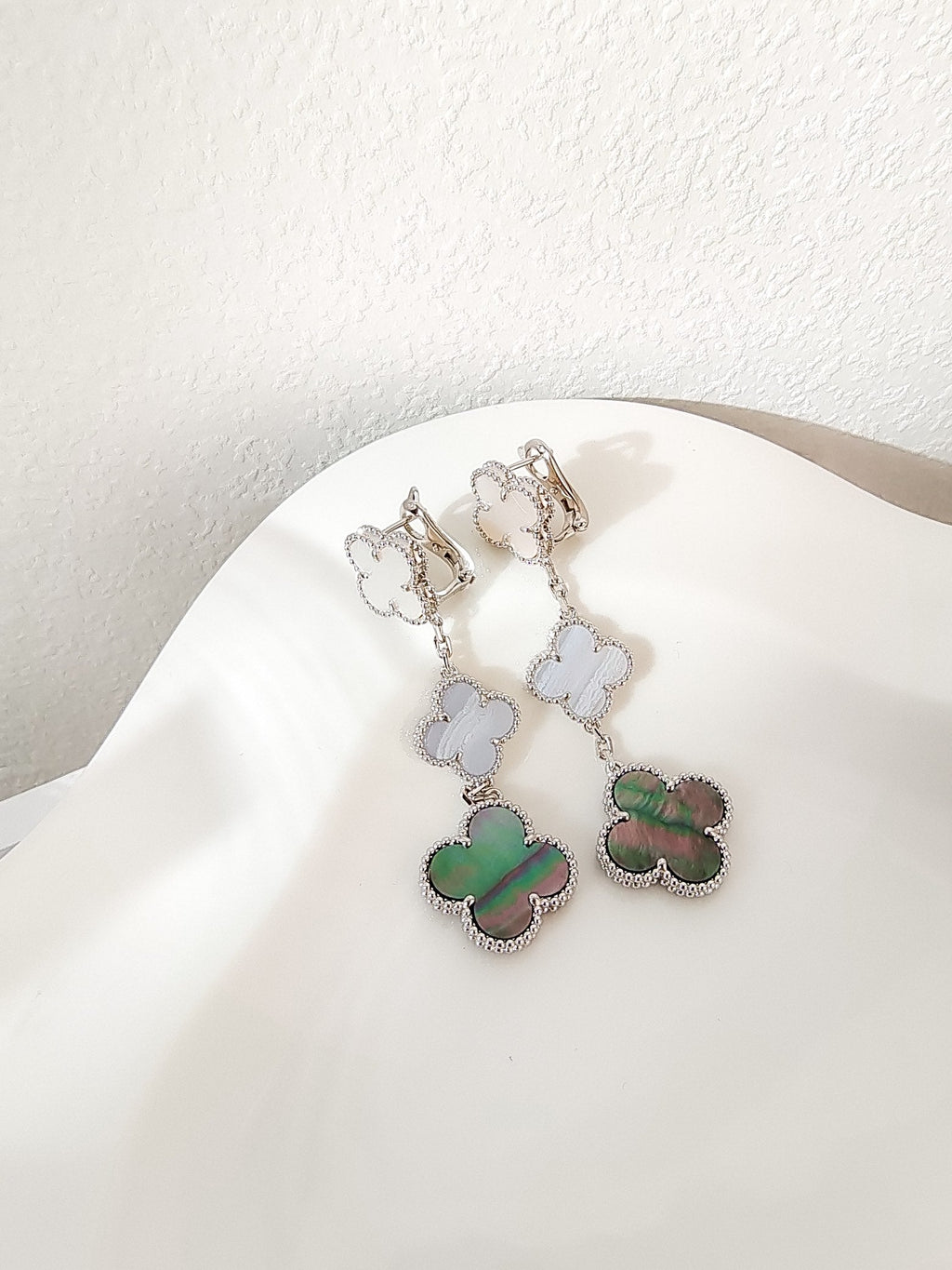[Marin]CLOVER 3 MOTIFS CHALCEDONY DARK MOP SILVER EARRINGS