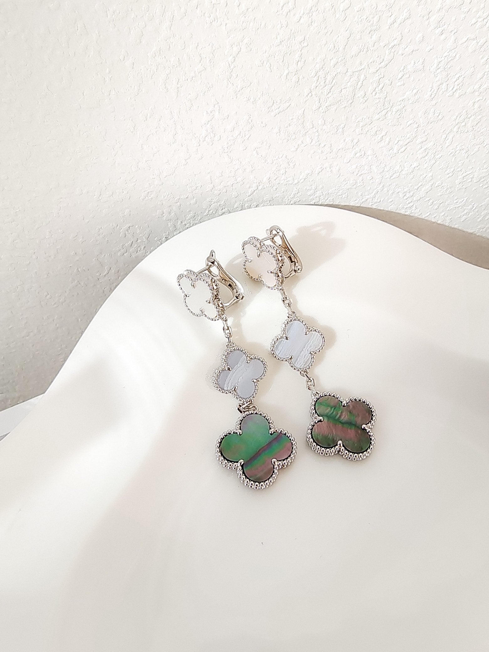 [Marin]CLOVER 3 MOTIFS CHALCEDONY DARK MOP SILVER EARRINGS