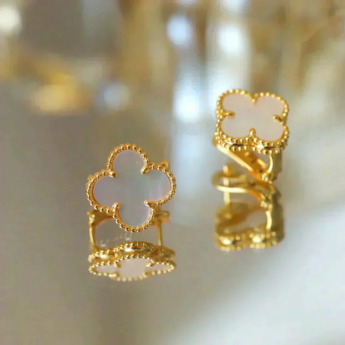 [Marin]CLOVER MEDIUM 1 MOTIFS  WHITE MOP STUD EARRINGS