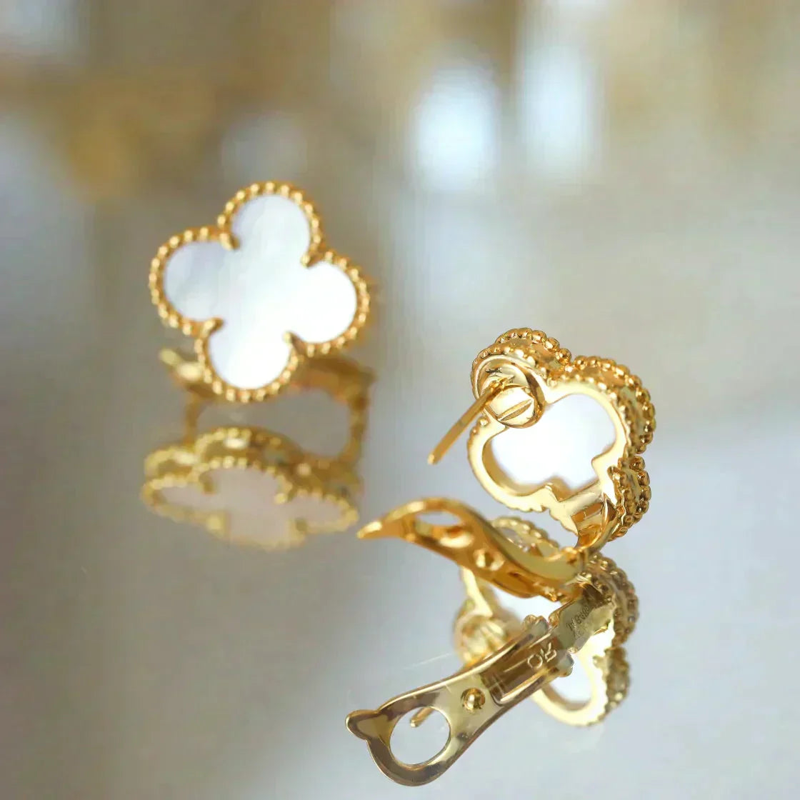[Marin]CLOVER MEDIUM 1 MOTIFS  WHITE MOP STUD EARRINGS