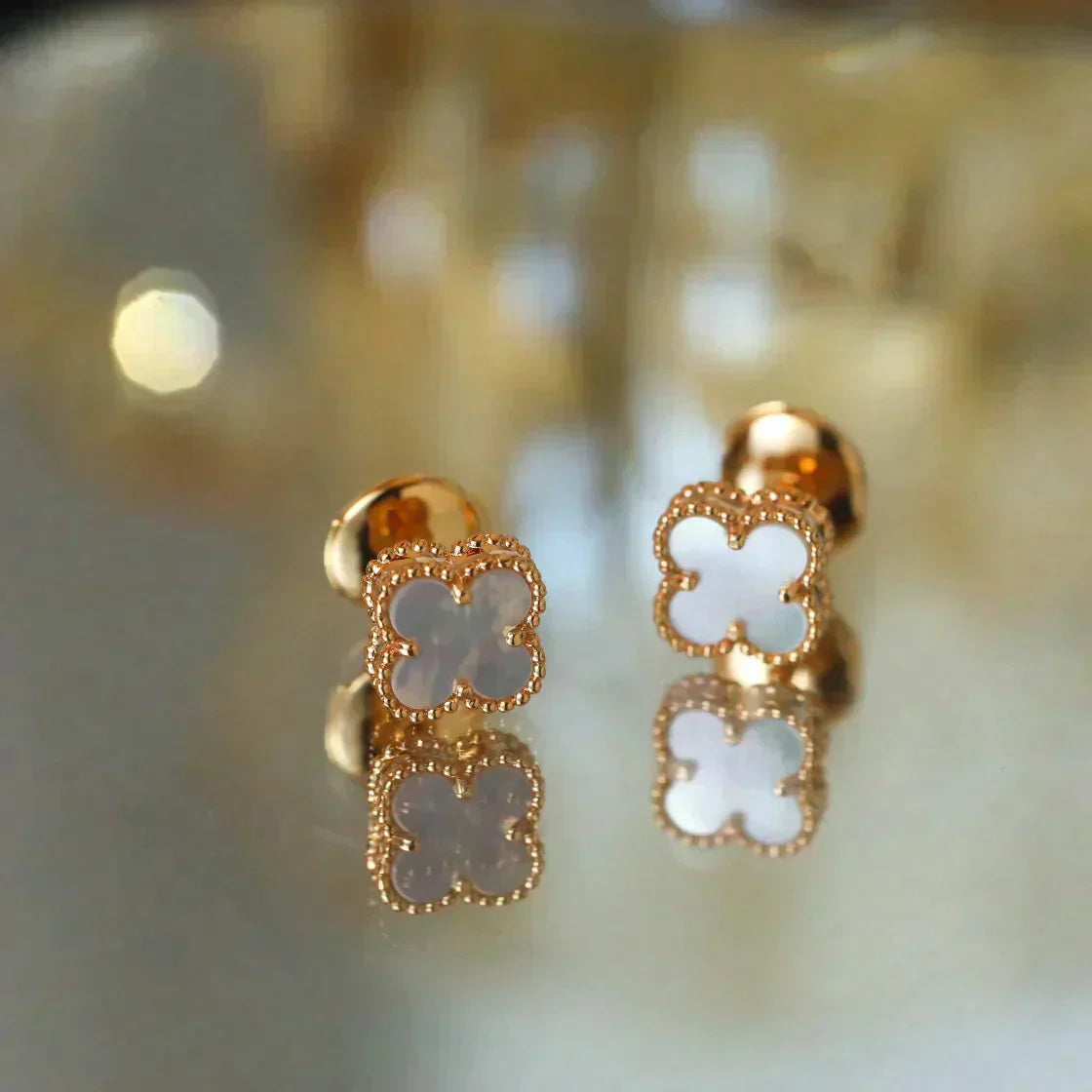[Marin]CLOVER MINI 9.5MM WHITE MOP EARRINGS