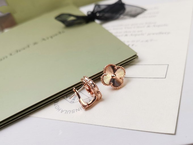 [Marin]CLOVER MEDIUM STUD EARRINGS