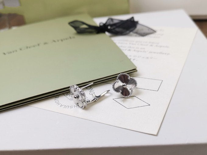 [Marin]CLOVER MEDIUM STUD EARRINGS