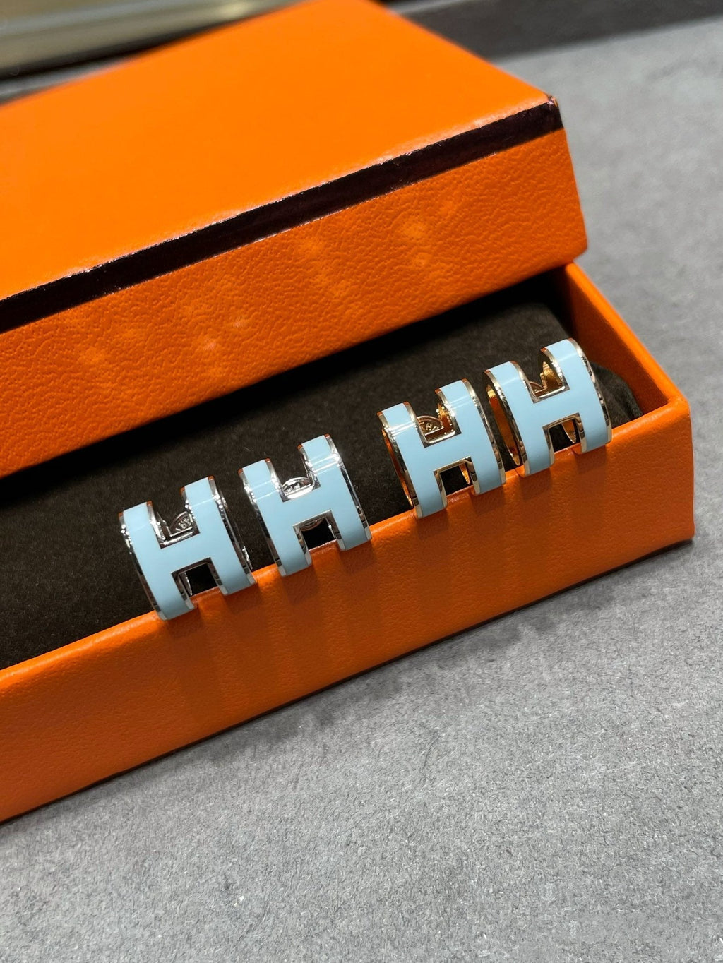 [Marin]POP H SKY BLUE STUD EARRINGS