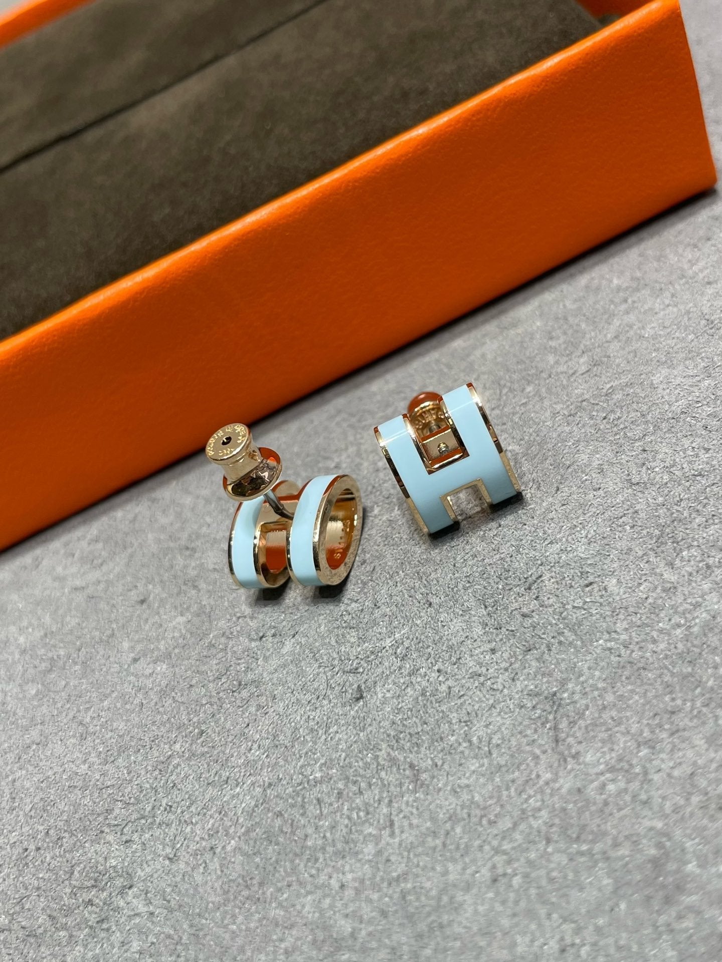 [Marin]POP H SKY BLUE STUD EARRINGS