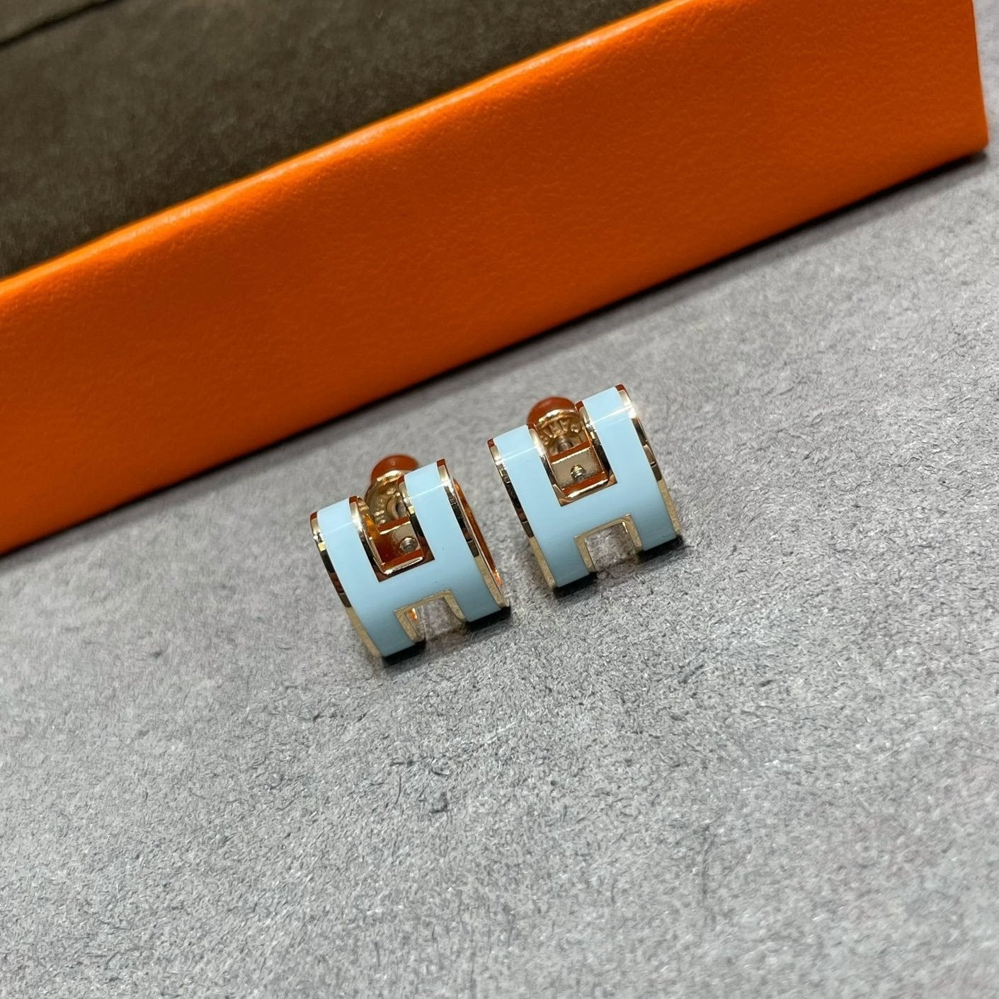 [Marin]POP H SKY BLUE STUD EARRINGS
