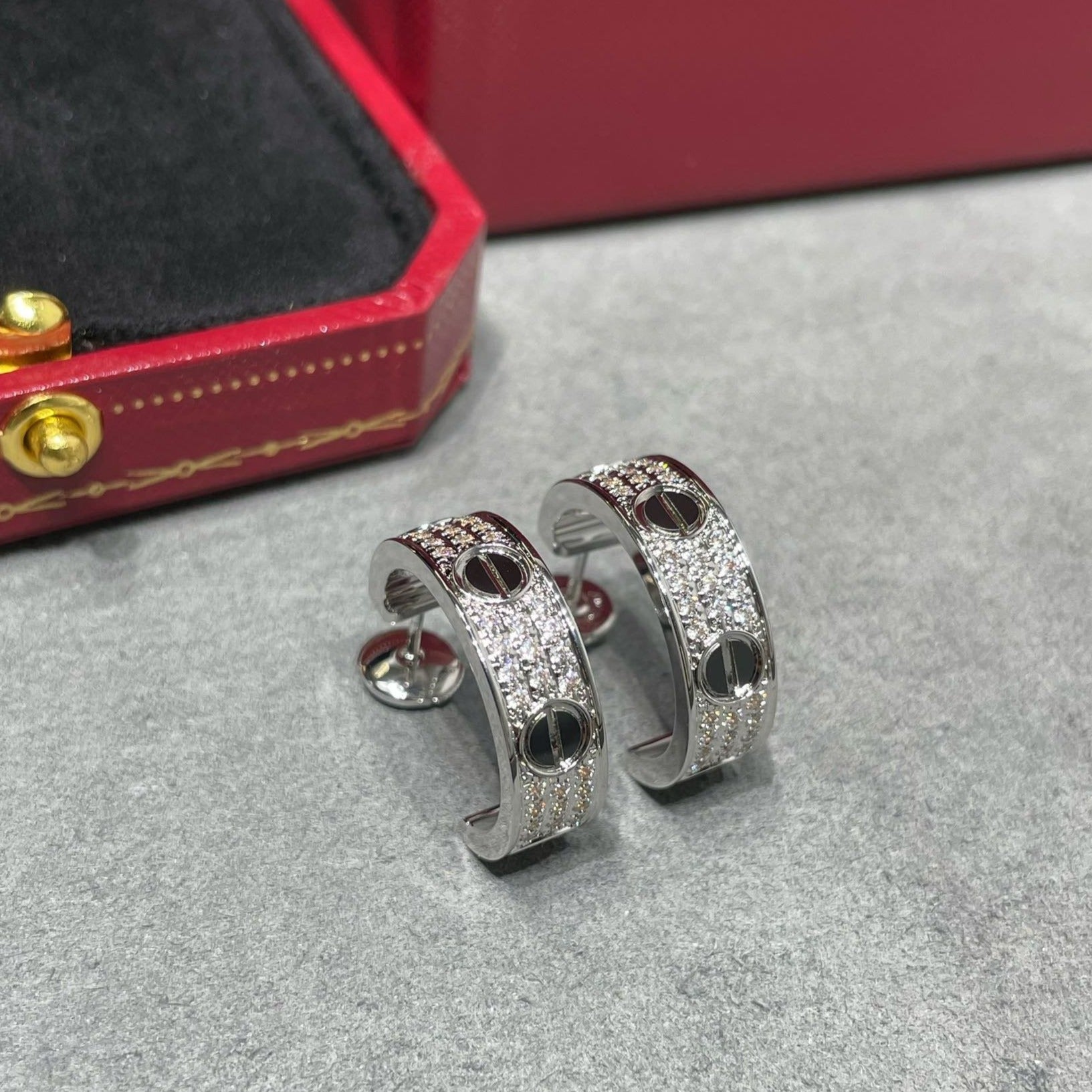 [Marin]LOVE CERAMIC DIAMOND PAVED SILVER EARRINGS