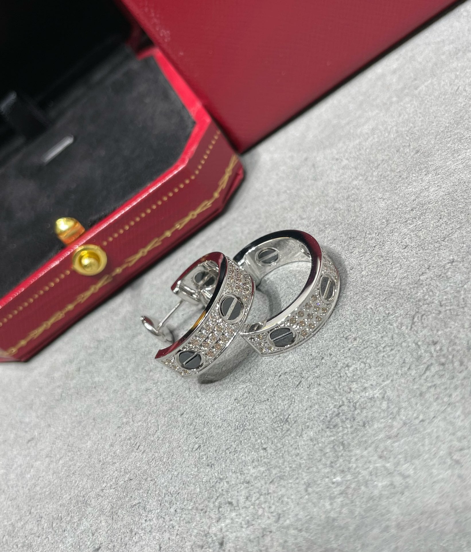 [Marin]LOVE CERAMIC DIAMOND PAVED SILVER EARRINGS