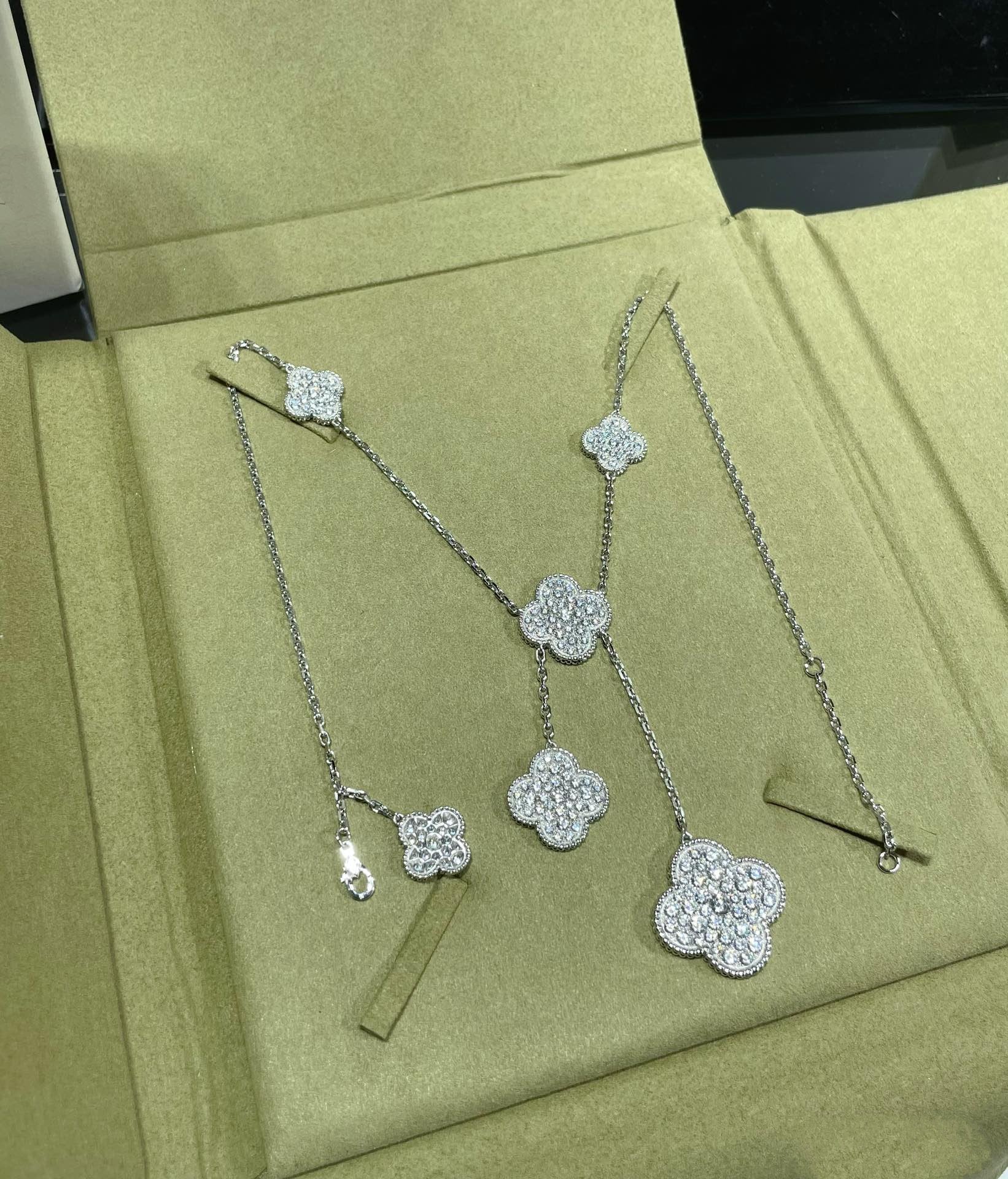 [Marin]CLOVER 6 MOTIF DIAMOND PAVED NECKLACE