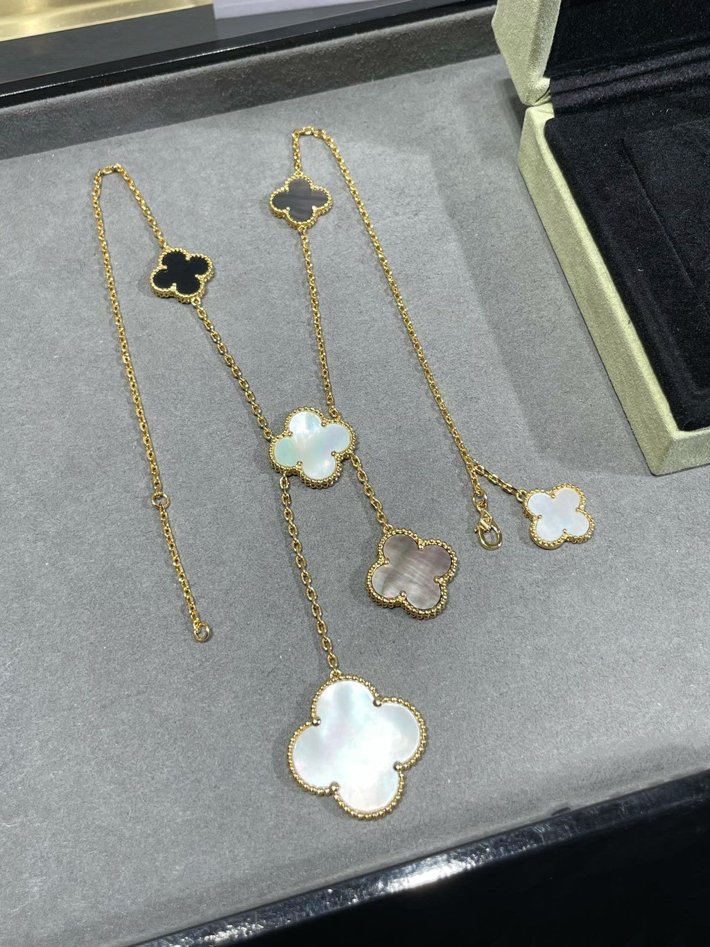 [Marin]CLOVER 6 MOTIF MOP ONYX GOLD NECKLACE