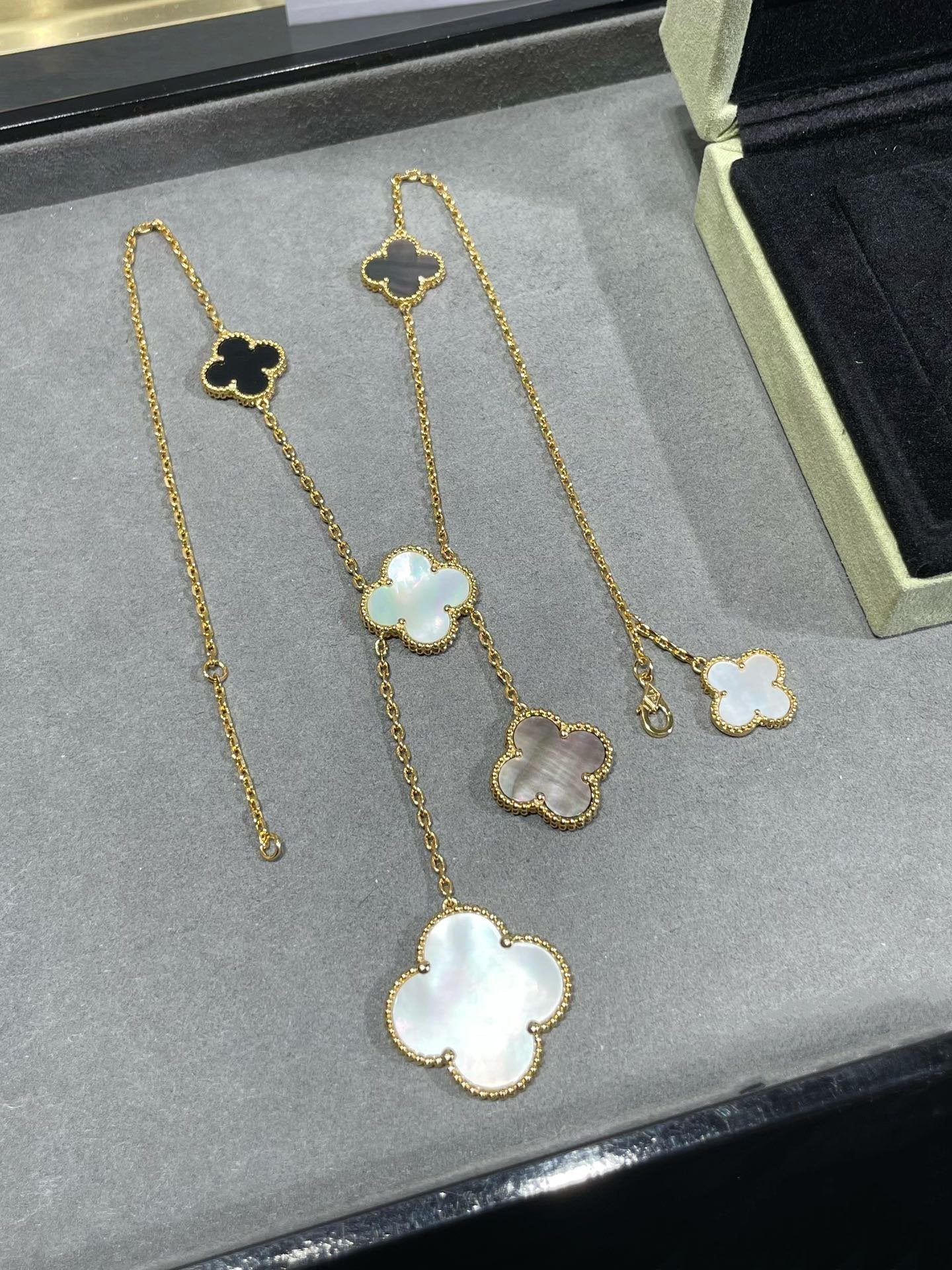 [Marin]CLOVER 6 MOTIF MOP ONYX GOLD NECKLACE