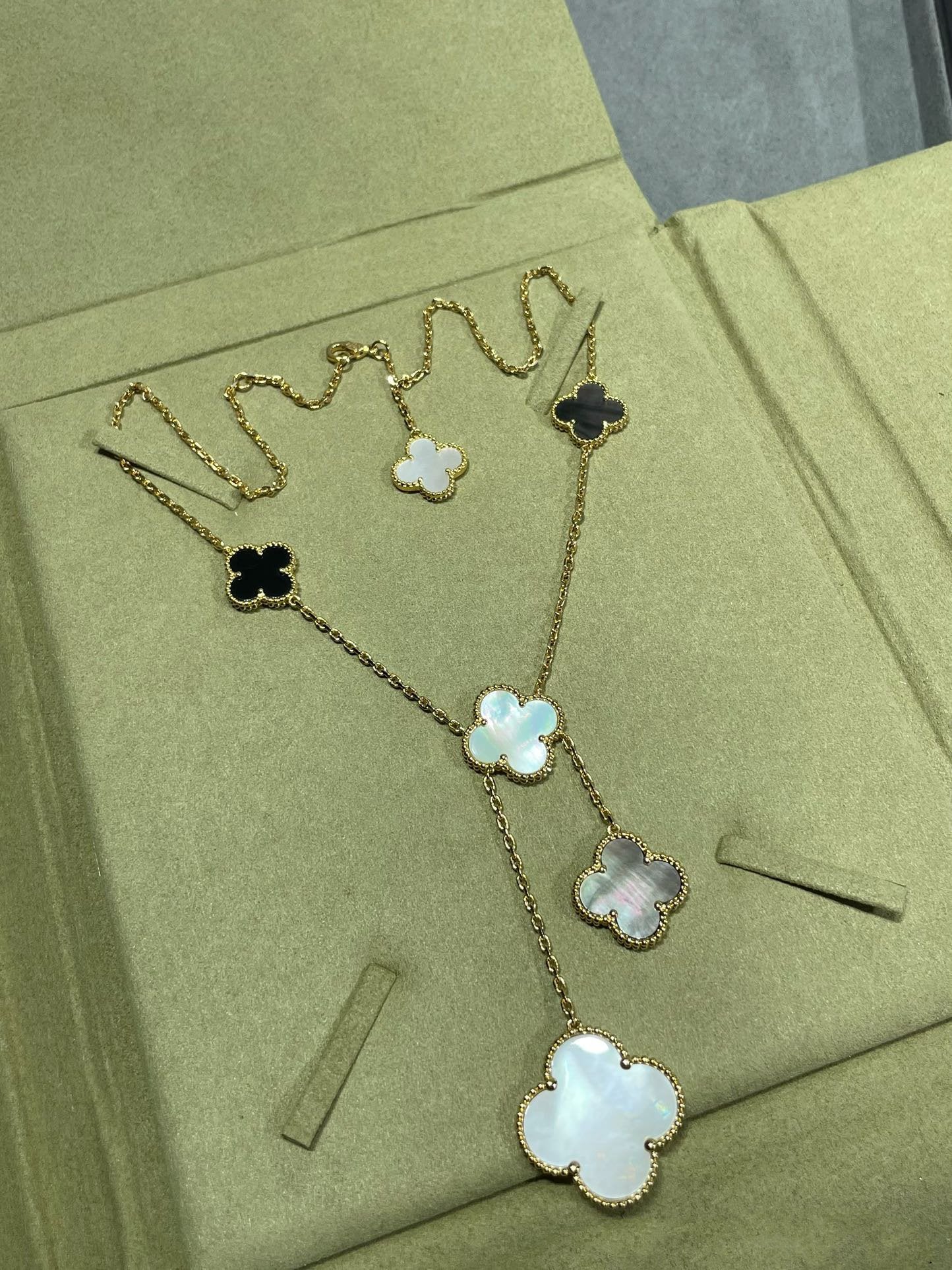 [Marin]CLOVER 6 MOTIF MOP ONYX GOLD NECKLACE