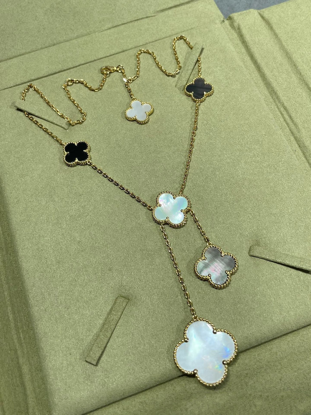 [Marin]CLOVER 6 MOTIF MOP ONYX GOLD NECKLACE