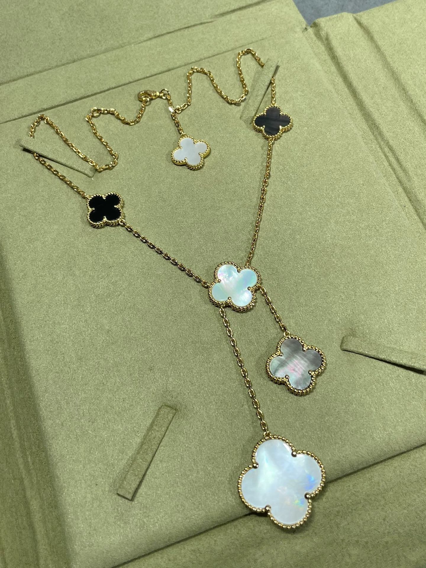 [Marin]CLOVER 6 MOTIF MOP ONYX GOLD NECKLACE