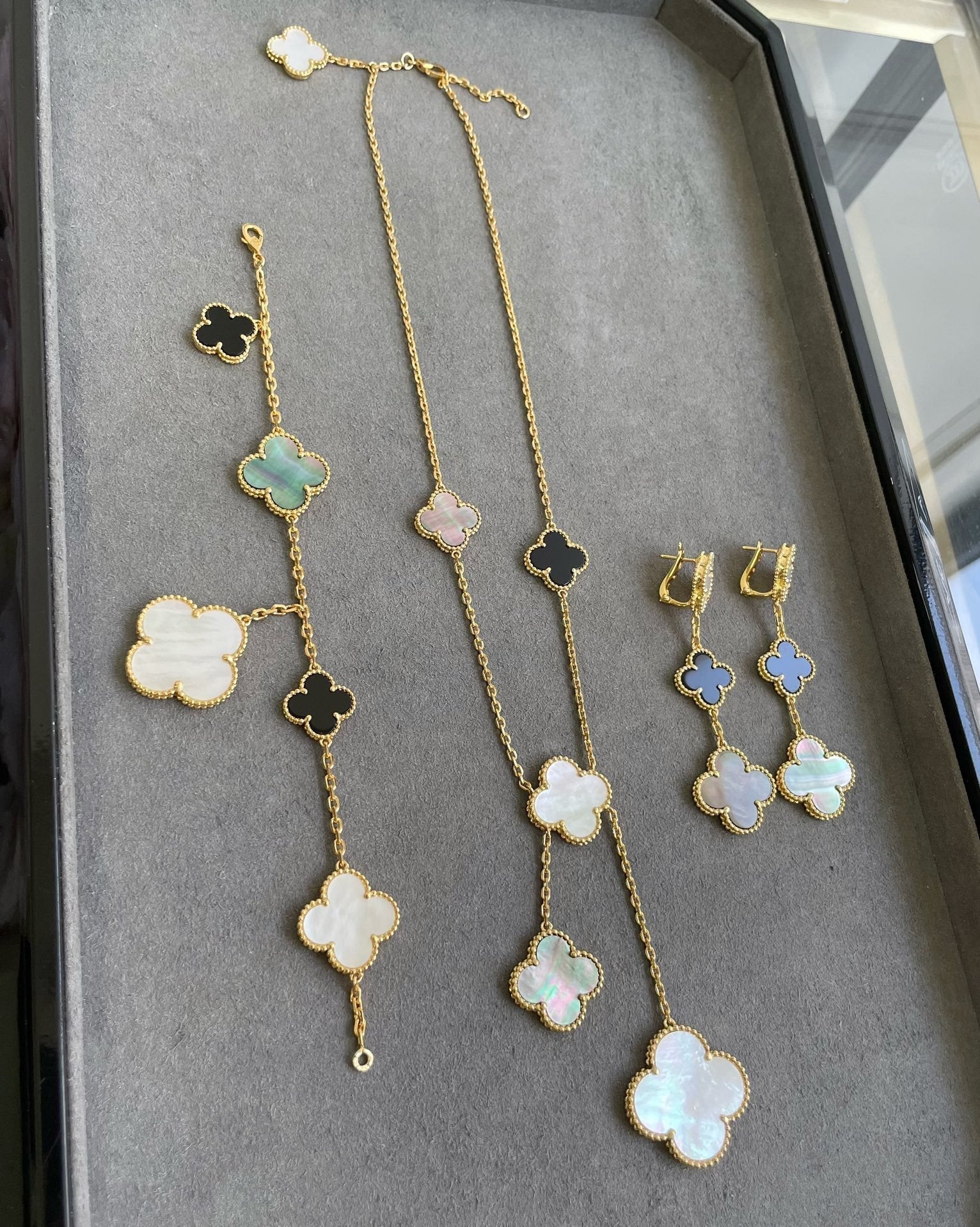 [Marin]CLOVER 3 MOTIF MOP ONYX DARK MOP PINK GOLD EARRINGS