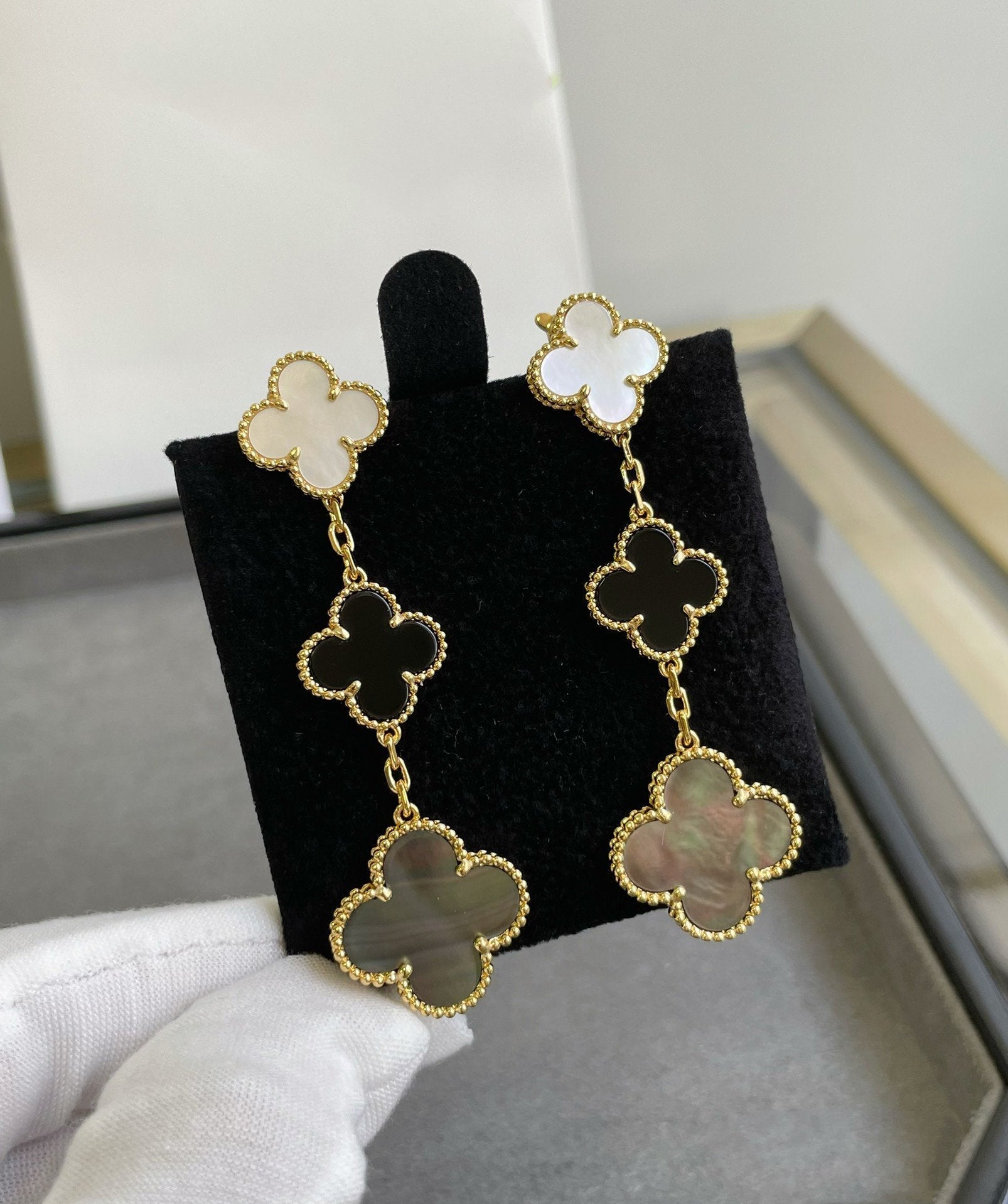 [Marin]CLOVER 3 MOTIF MOP ONYX DARK MOP PINK GOLD EARRINGS
