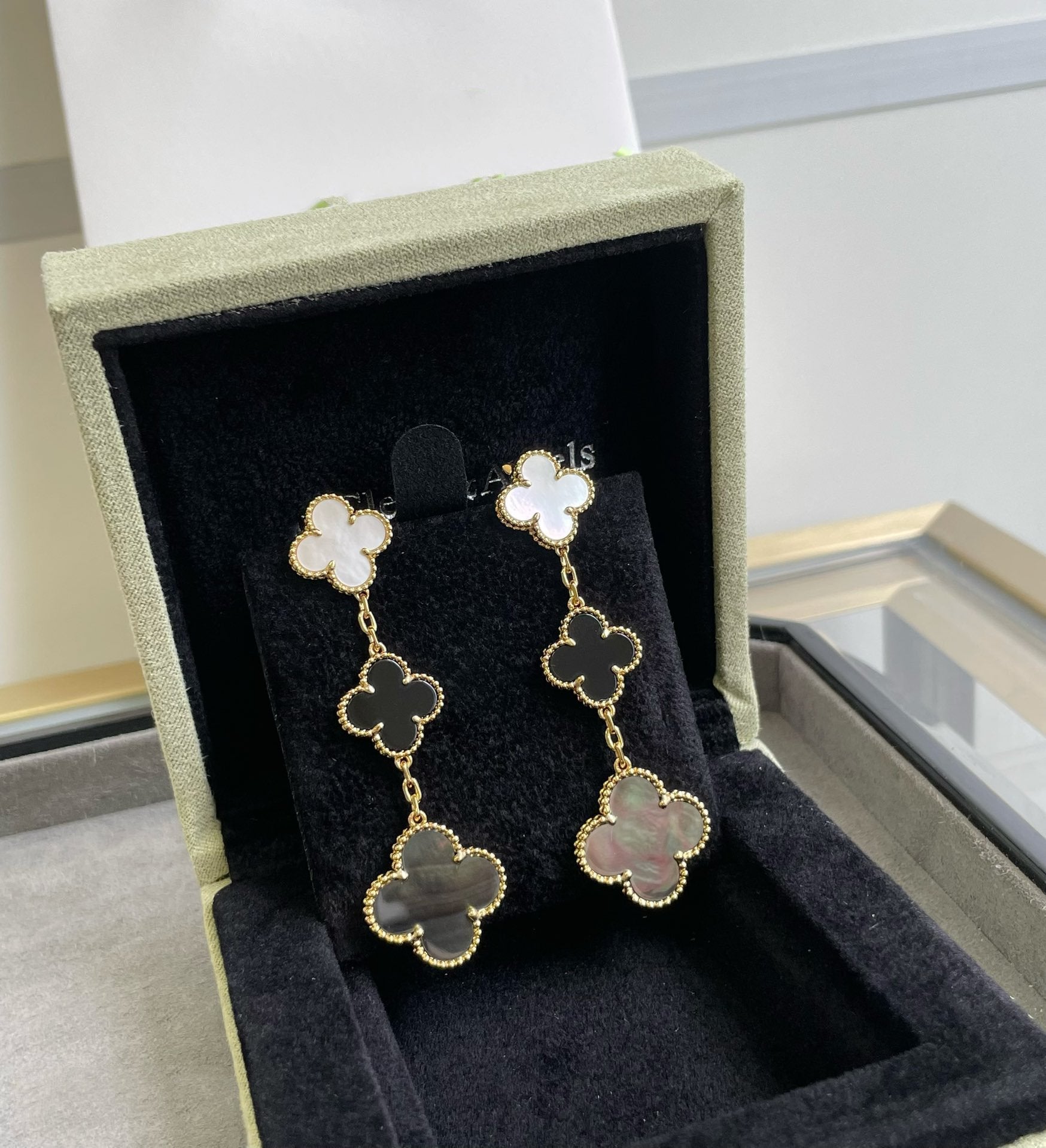 [Marin]CLOVER 3 MOTIF MOP ONYX DARK MOP PINK GOLD EARRINGS