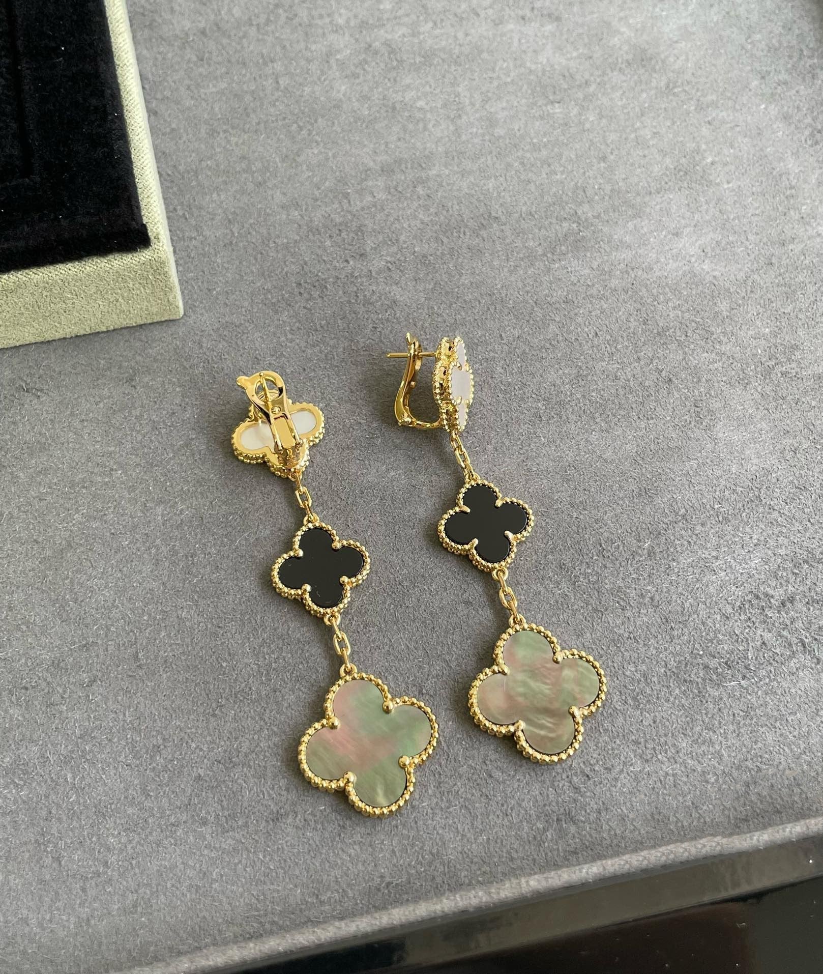 [Marin]CLOVER 3 MOTIF MOP ONYX DARK MOP PINK GOLD EARRINGS