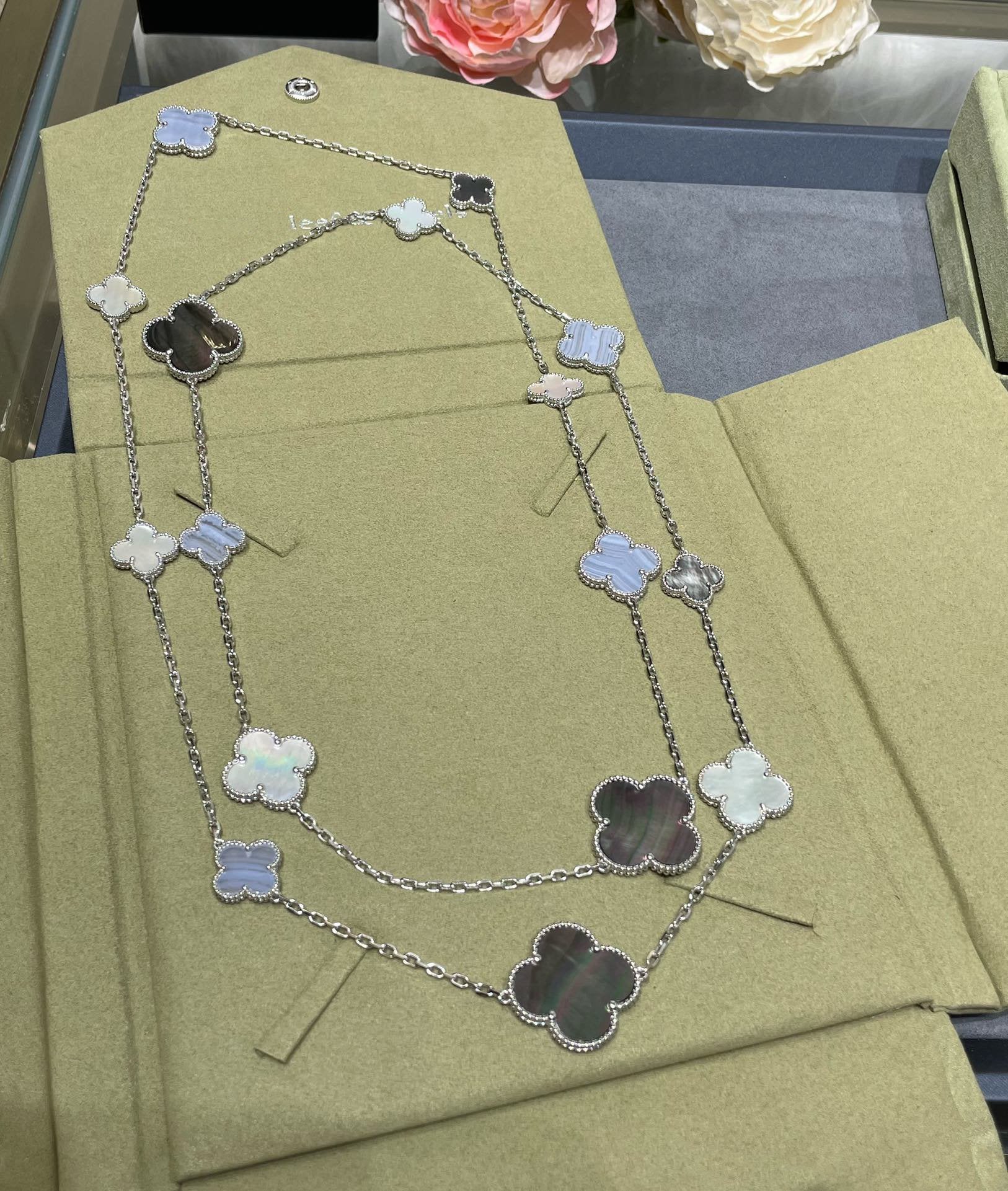 [Marin]CLOVER 16 MOTIF CHALCEDONY MOP SILVER NECKLACE