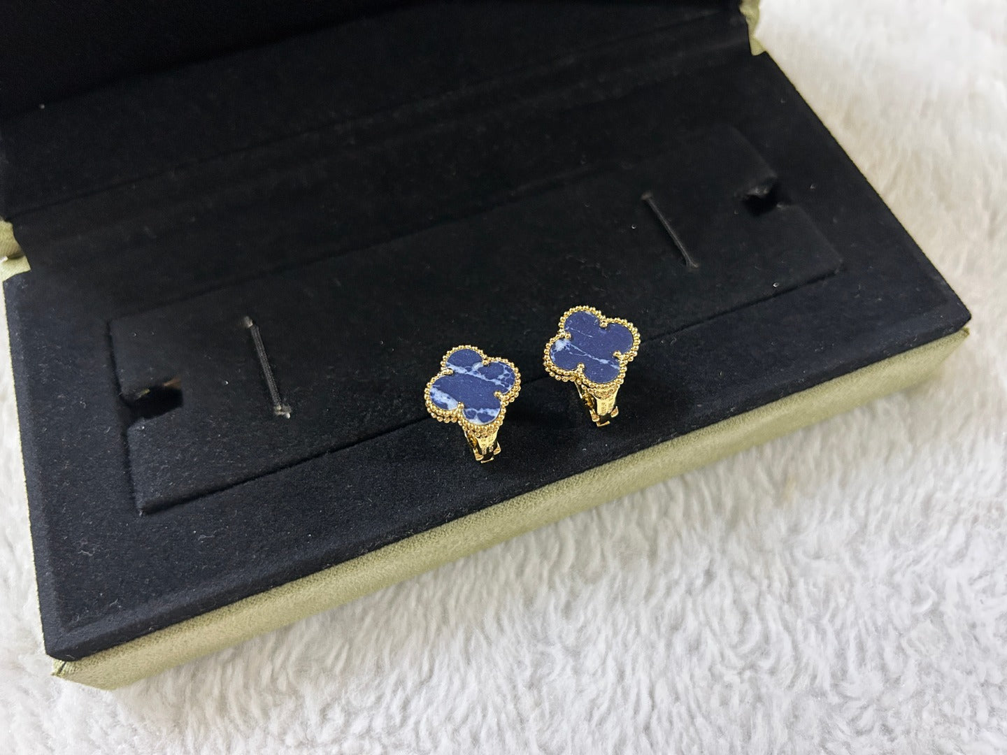 [Marin]CLOVER PIETERSITE MEDIUM STUD EARRINGS
