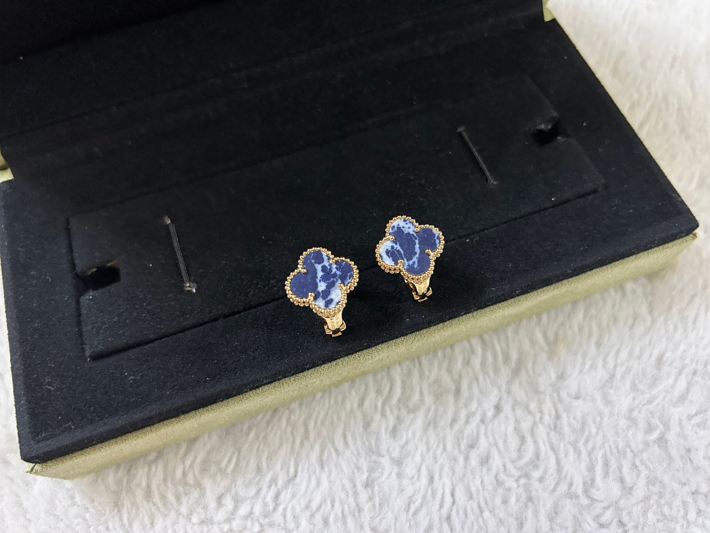 [Marin]CLOVER PIETERSITE MEDIUM STUD EARRINGS