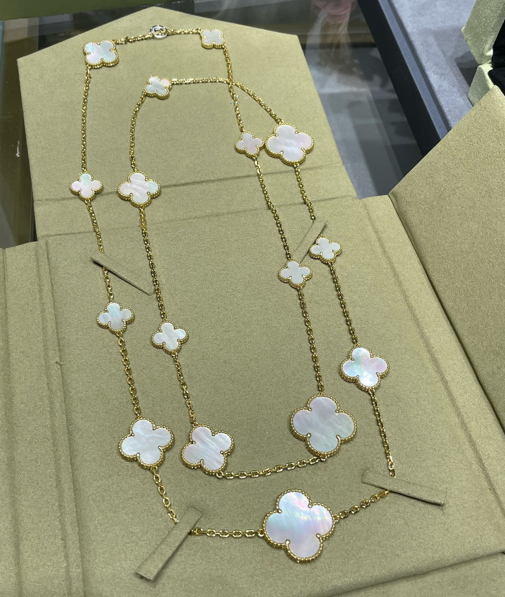 [Marin]CLOVER 16 MOTIF WHITE MOP GOLD NECKLACE