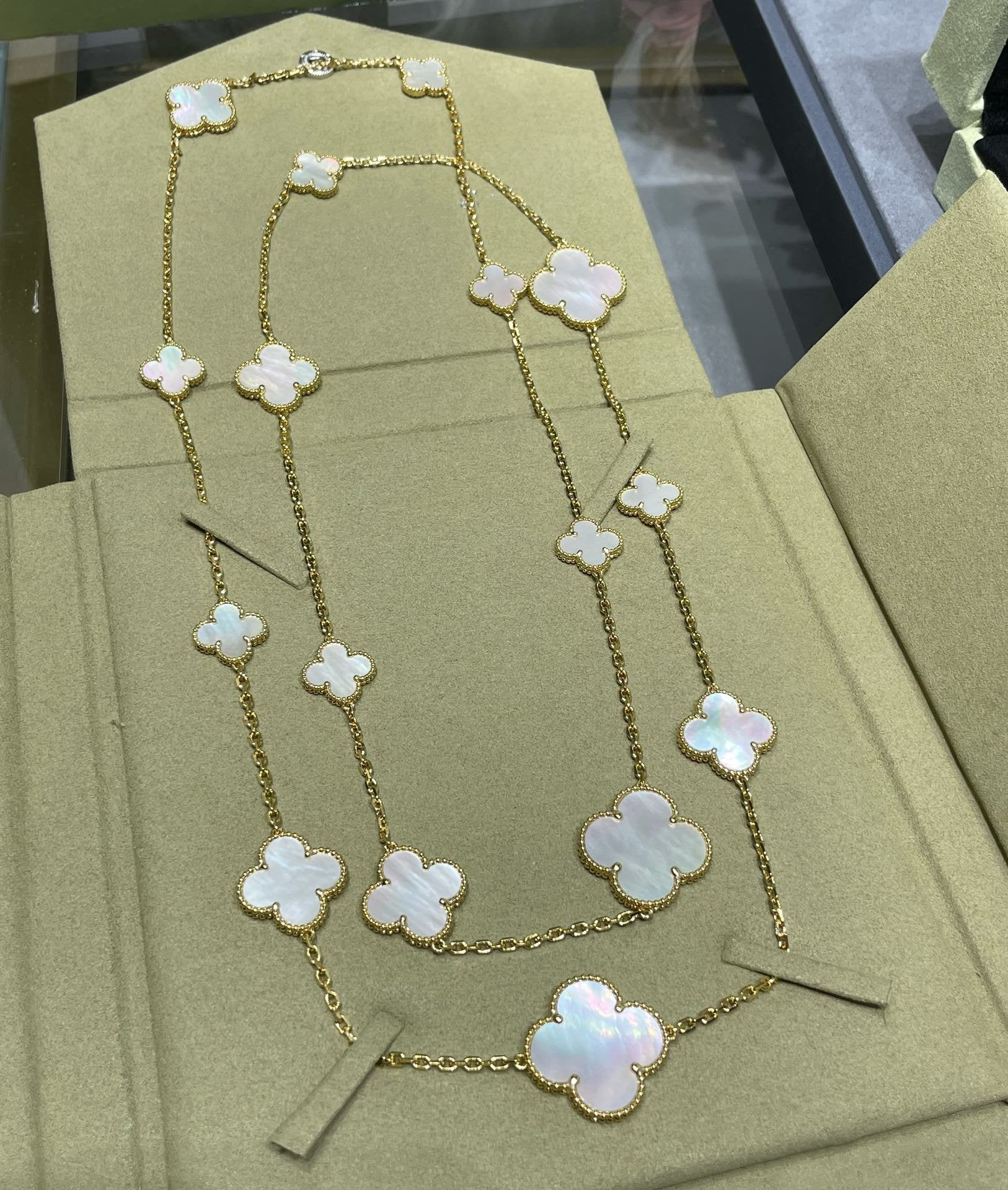 [Marin]CLOVER 16 MOTIF WHITE MOP GOLD NECKLACE