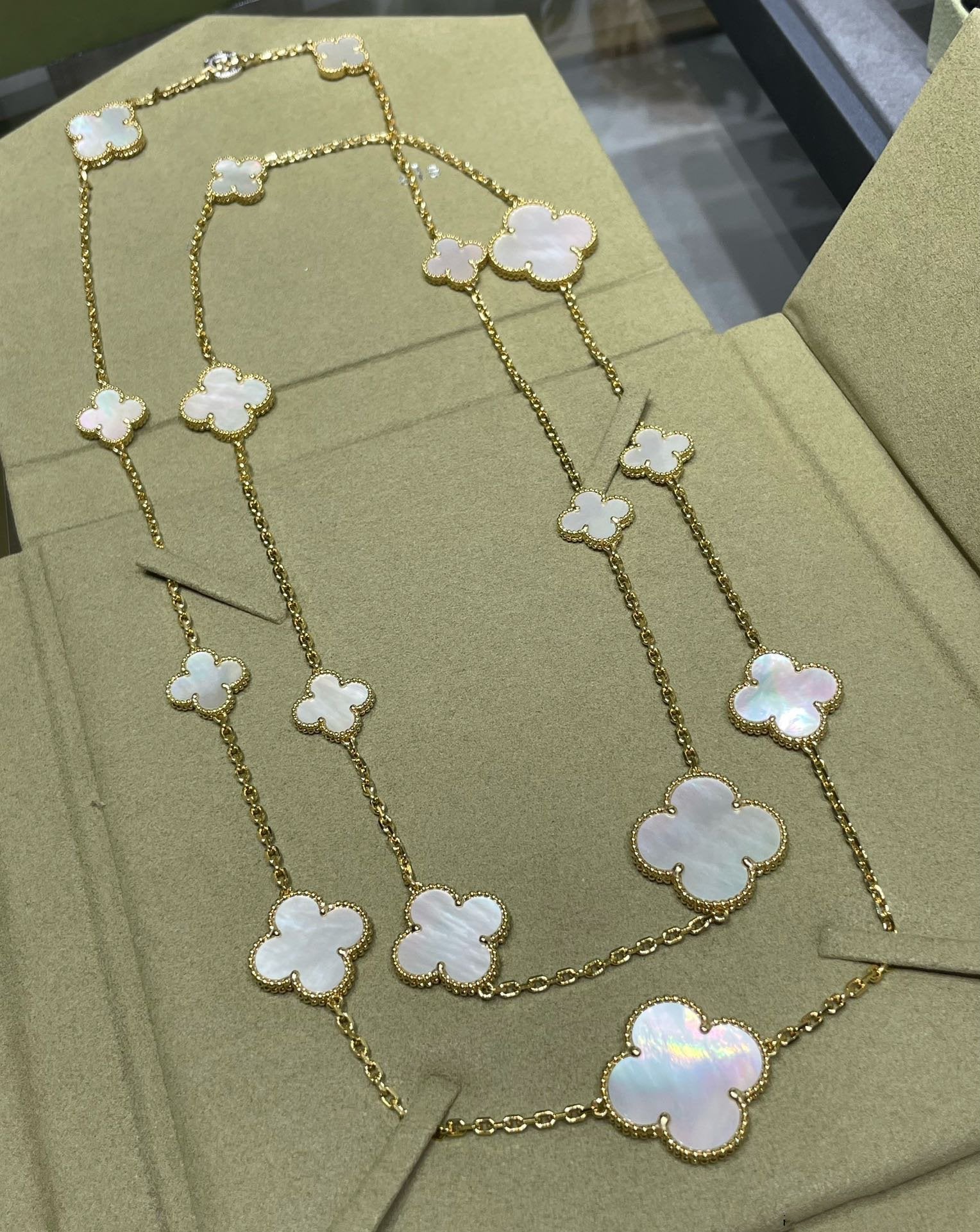 [Marin]CLOVER 16 MOTIF WHITE MOP GOLD NECKLACE