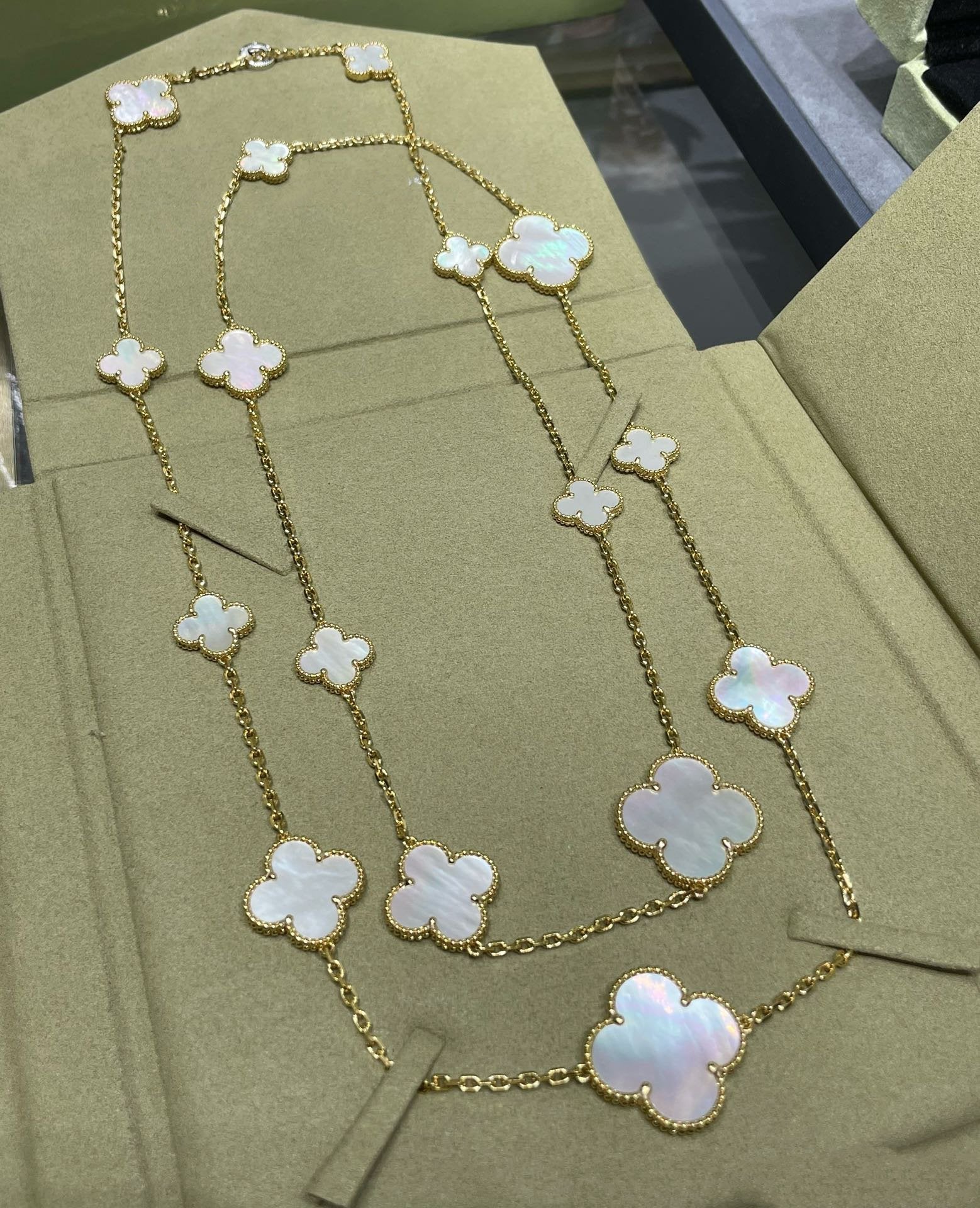 [Marin]CLOVER 16 MOTIF WHITE MOP GOLD NECKLACE