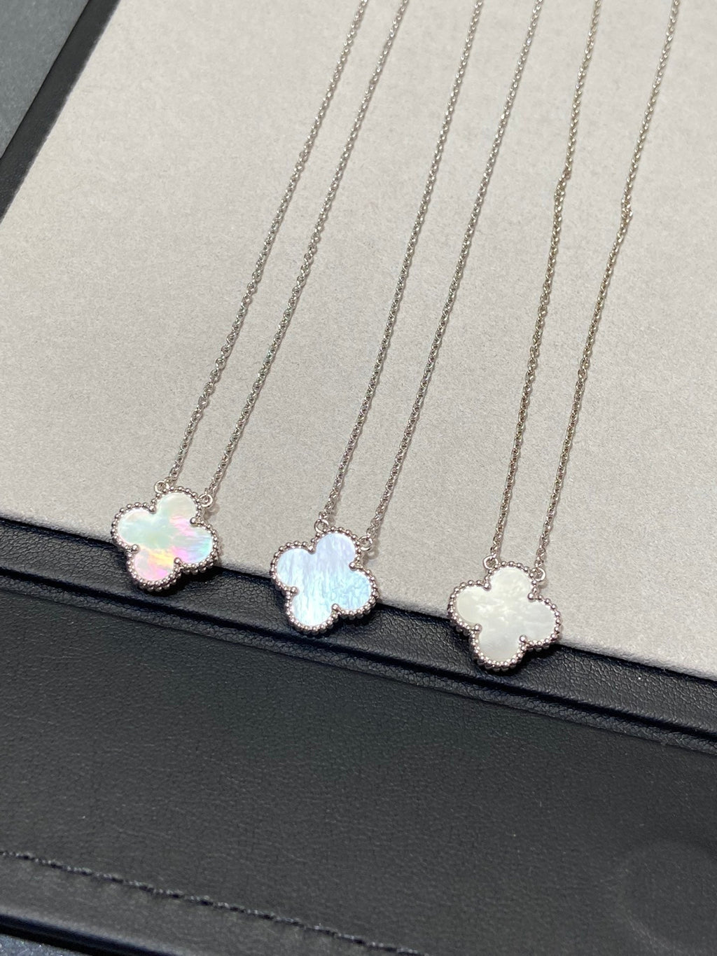 [Marin]クローバーミディアムシルバーホワイトMOPネックレス