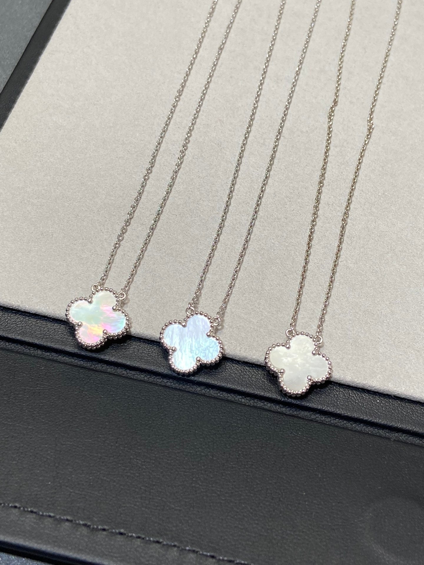 [Marin]クローバーミディアムシルバーホワイトMOPネックレス