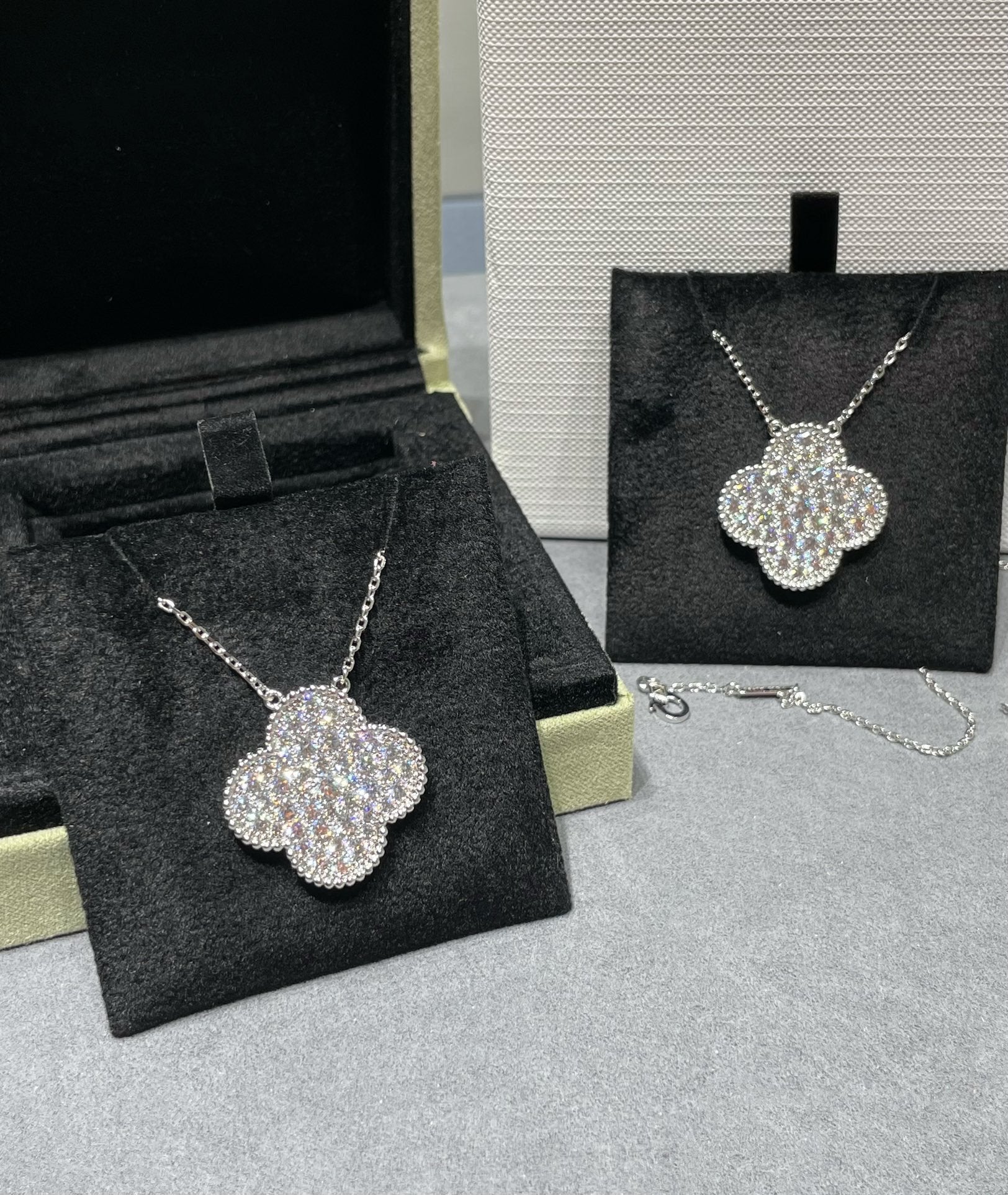 [Marin]CLOVER 25MM LARGE PENDANT DIAMOND PAVED SILVER NECKLACE