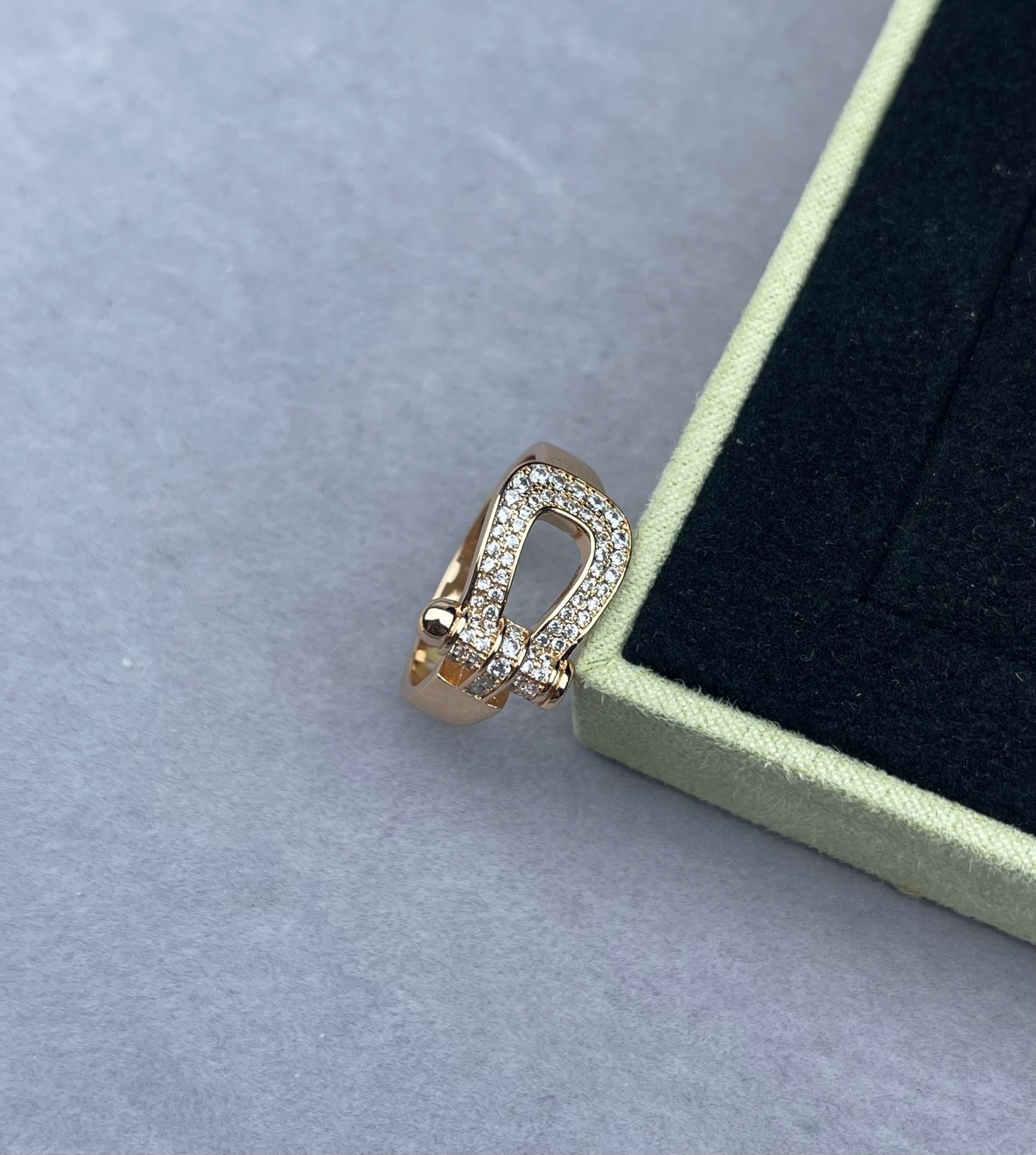 [Marin]Wide Hoof-Shaped Diamond-Studded Ring