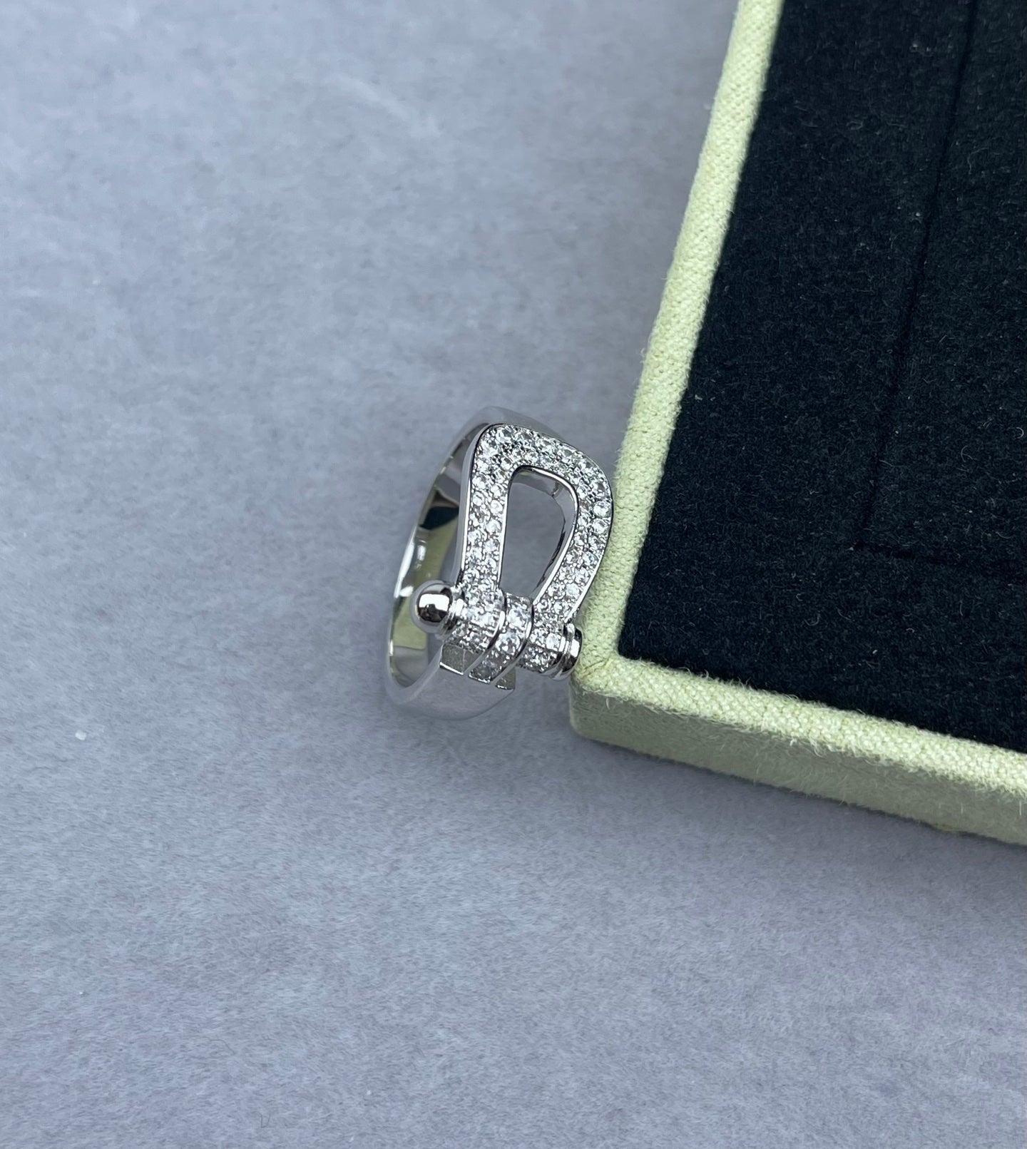 [Marin]Wide Hoof-Shaped Diamond-Studded Ring