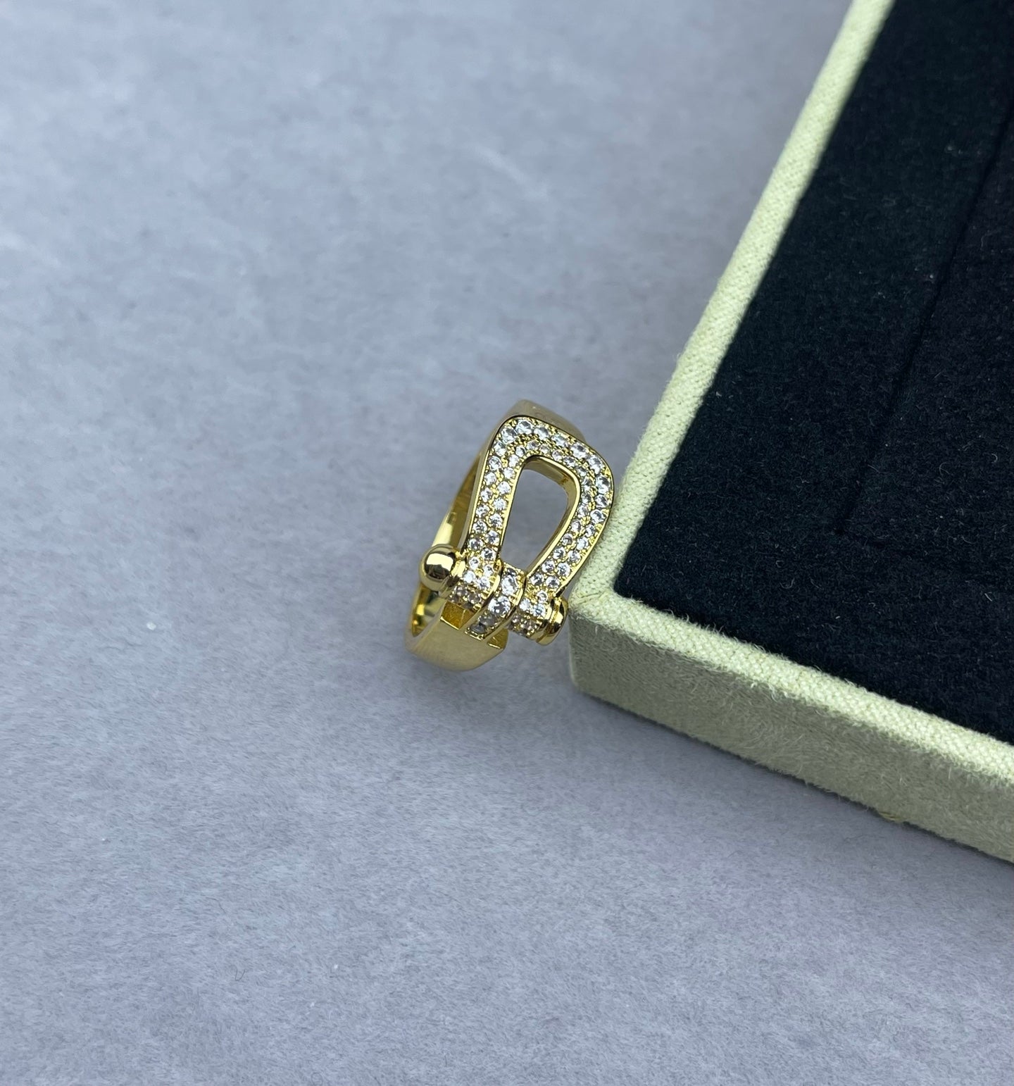 [Marin]Wide Hoof-Shaped Diamond-Studded Ring