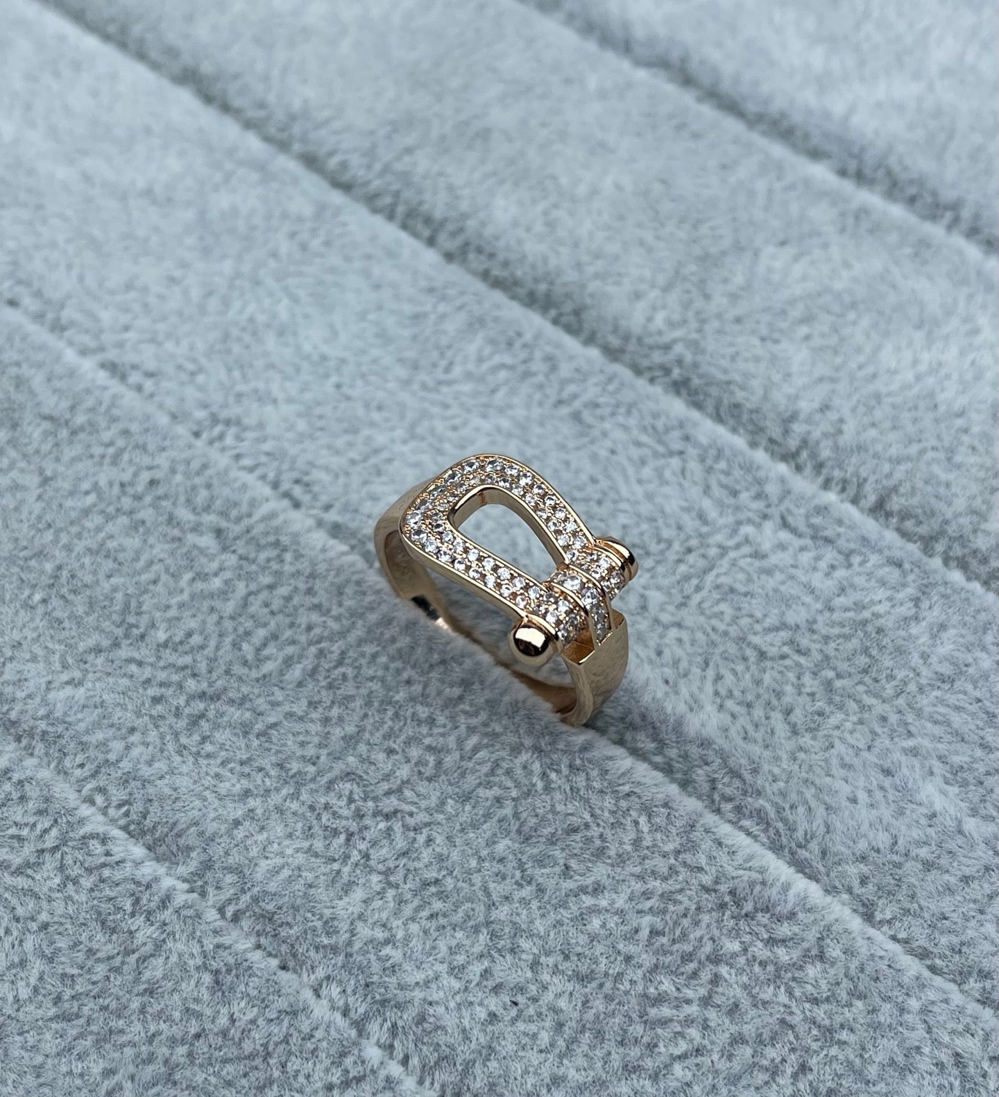 [Marin]Wide Hoof-Shaped Diamond-Studded Ring