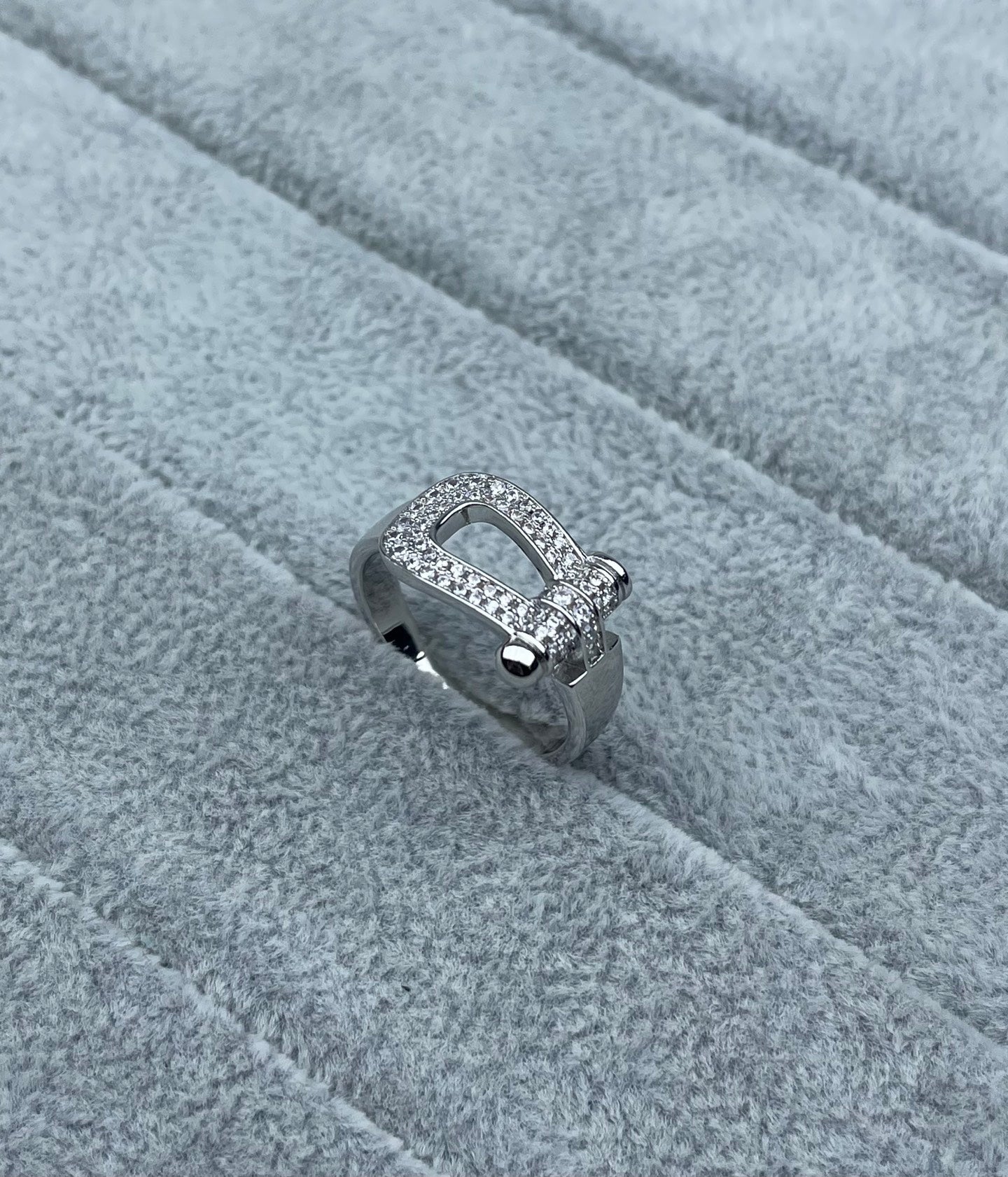 [Marin]Wide Hoof-Shaped Diamond-Studded Ring